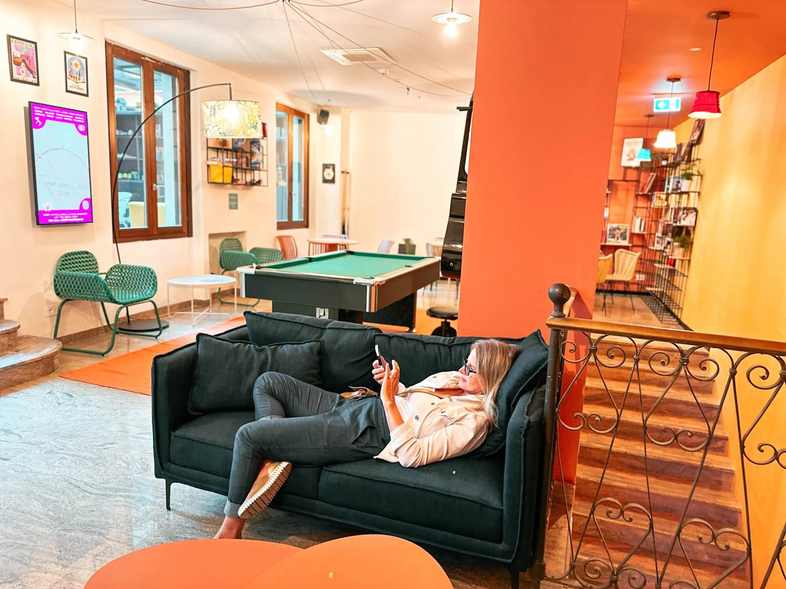 Communal lounge/ TV room in Ostello Bello Milano Duomo