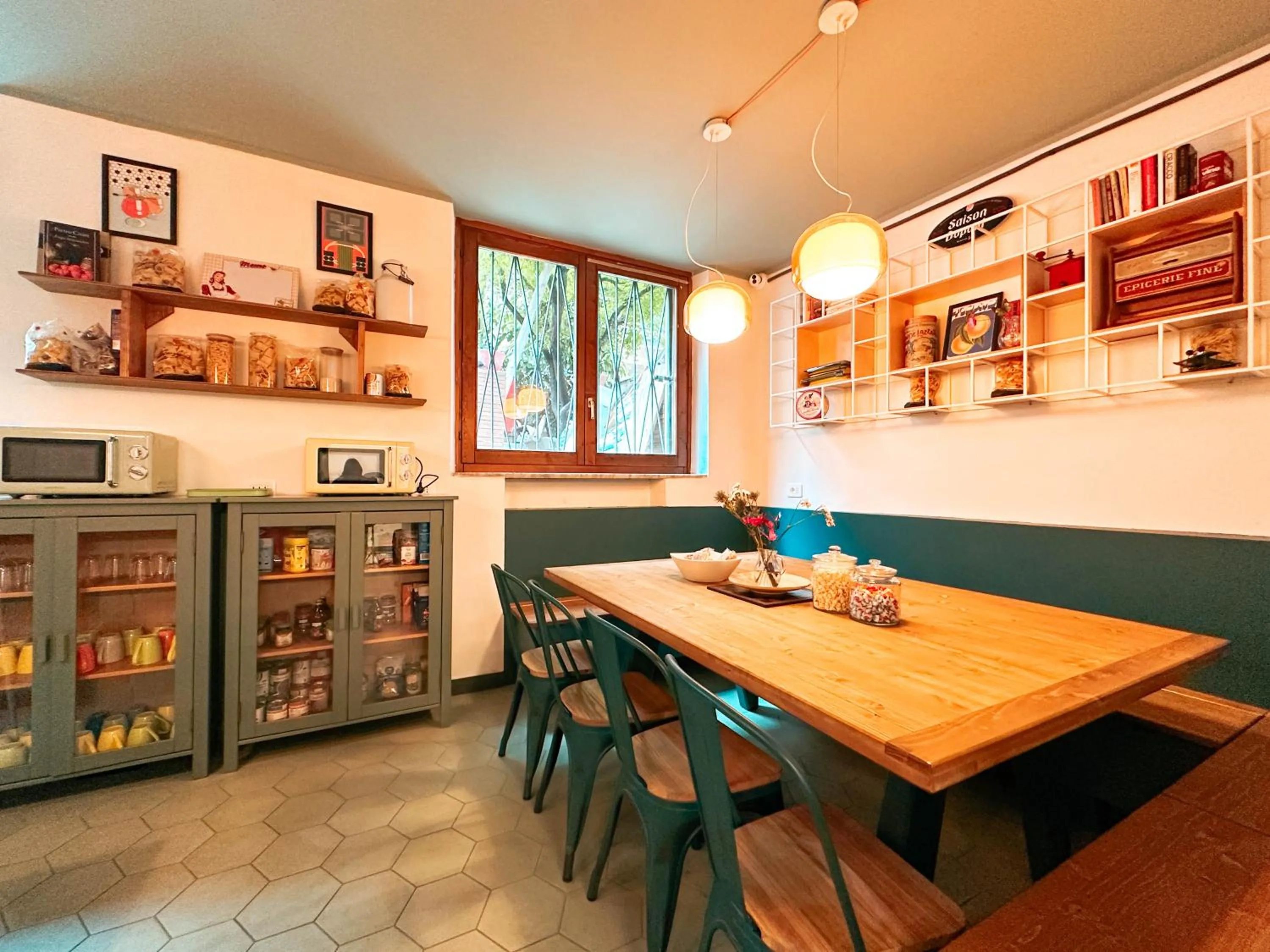 Communal kitchen in Ostello Bello Milano Duomo