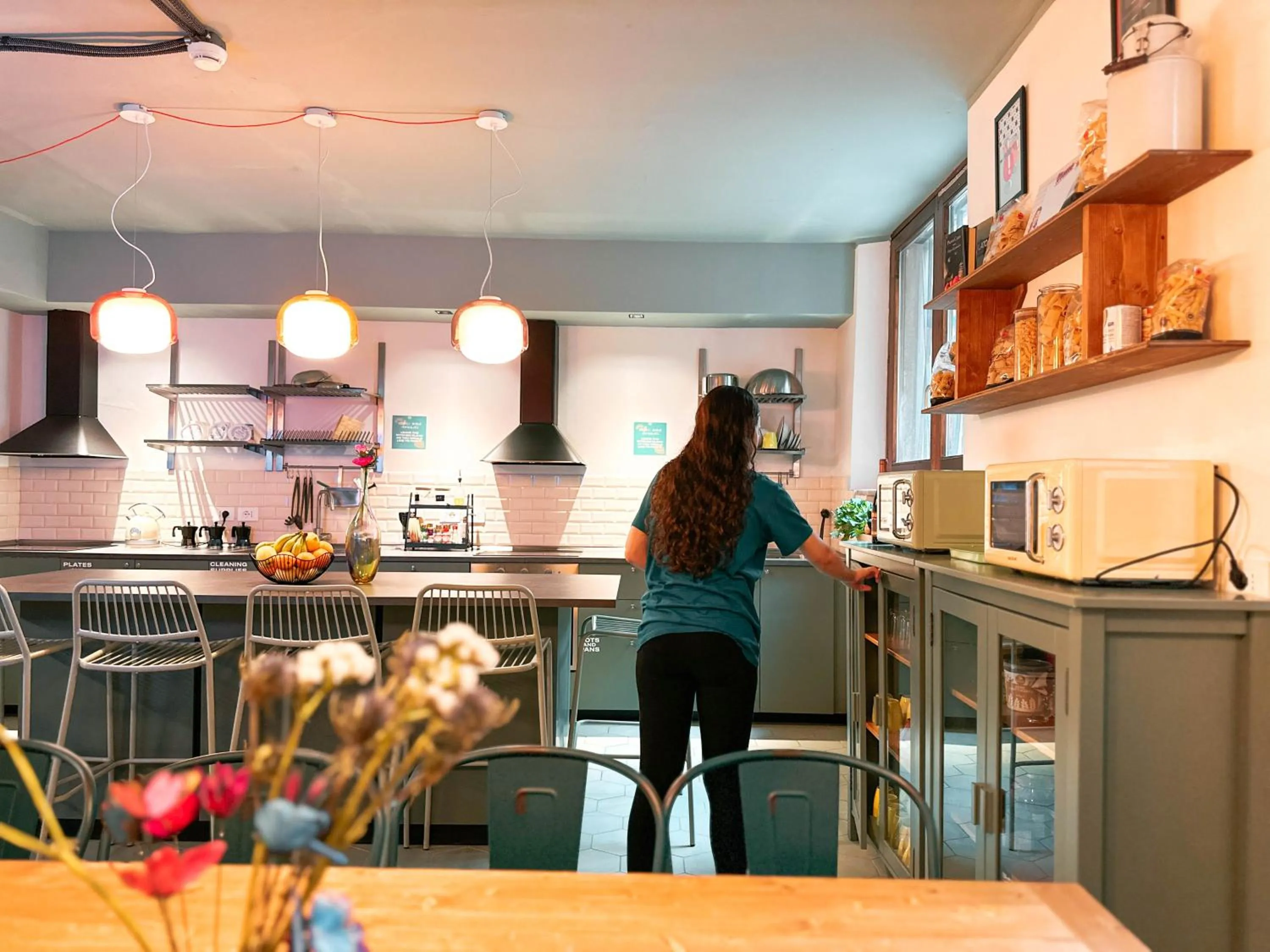 Communal kitchen in Ostello Bello Milano Duomo