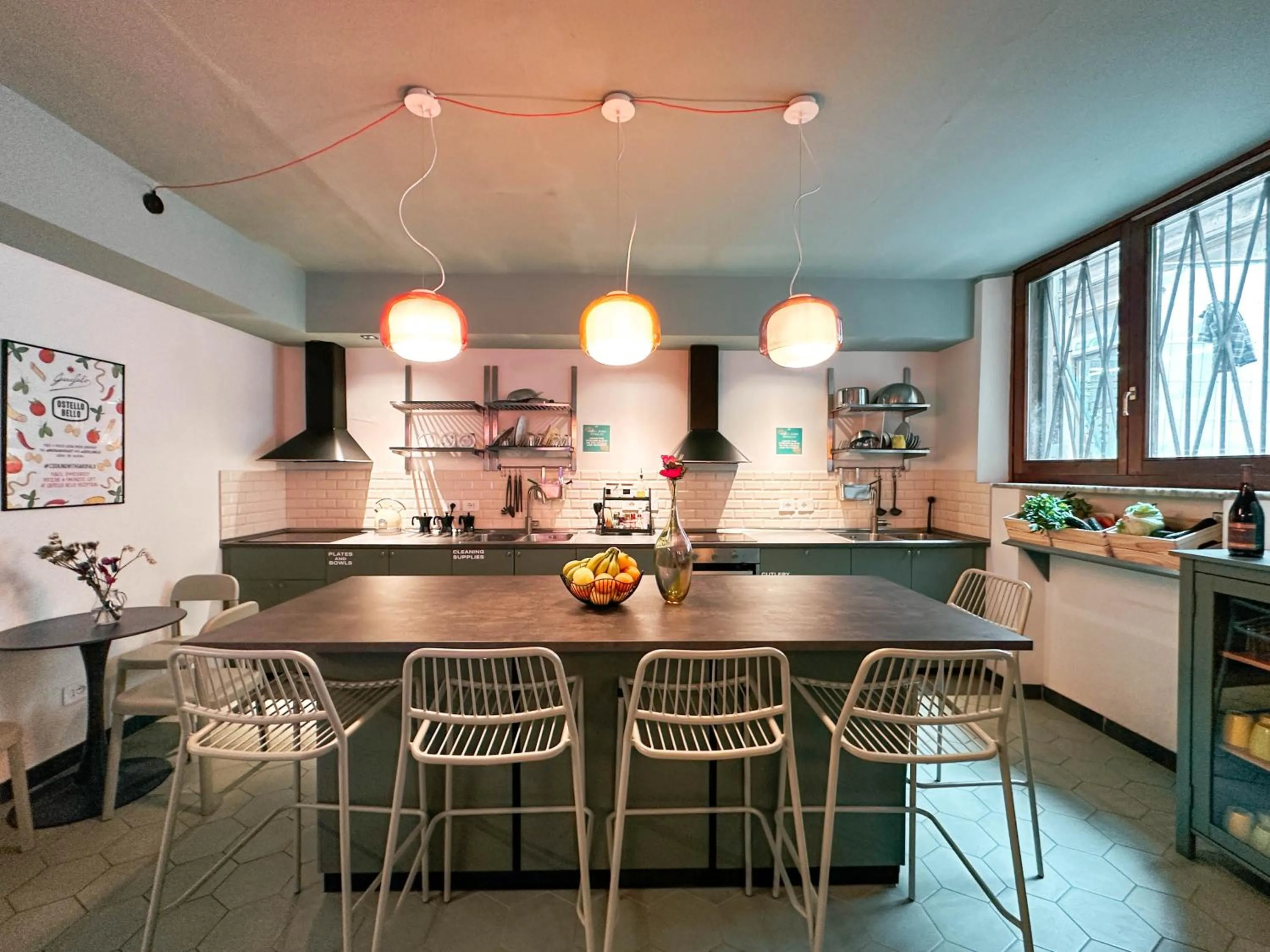 Communal kitchen in Ostello Bello Milano Duomo