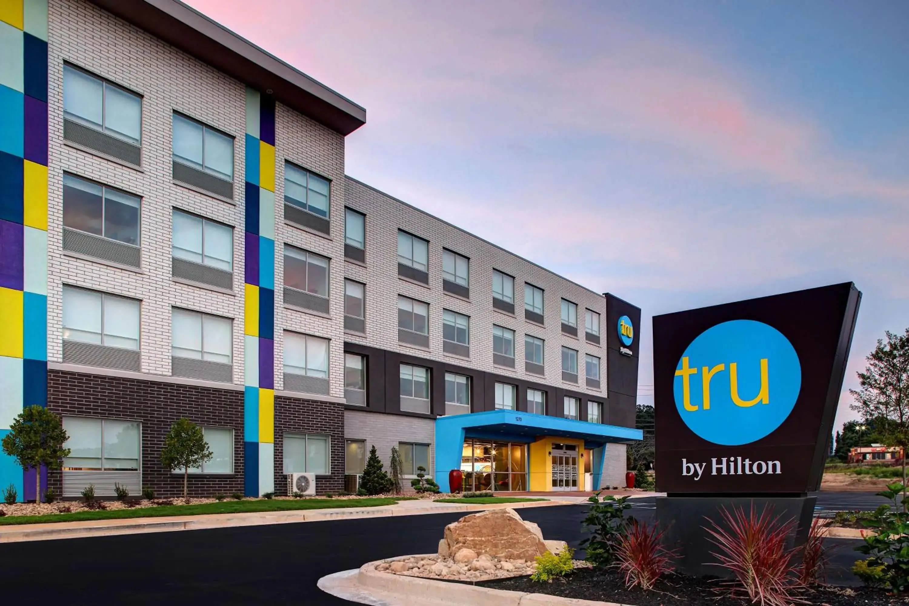 Property building in Tru by Hilton Lithia Springs, GA Property building in Tru by Hilton Lithia Springs, GA