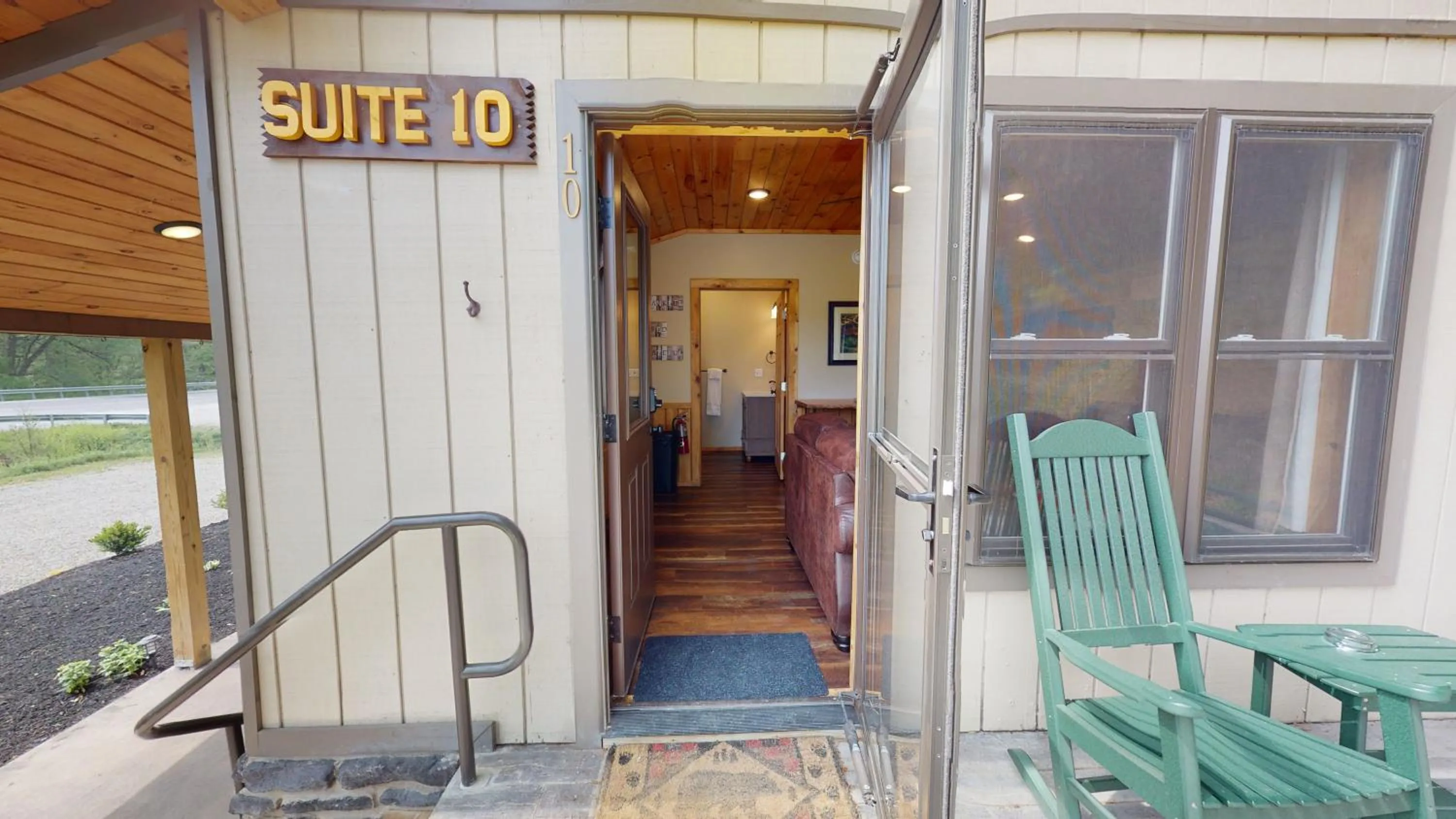 Facade/entrance in Rough Cut Lodge