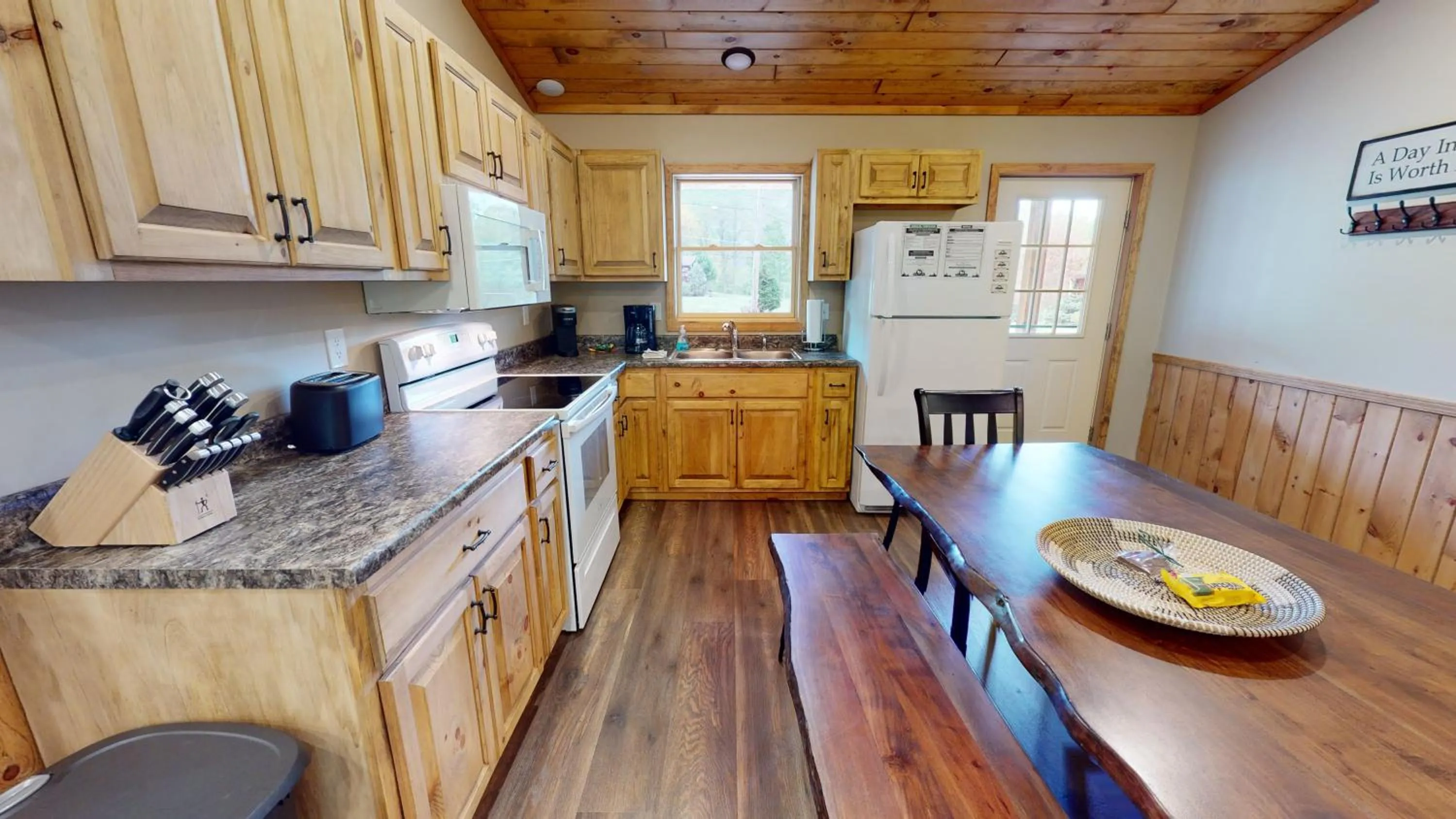 Coffee/tea facilities in Rough Cut Lodge