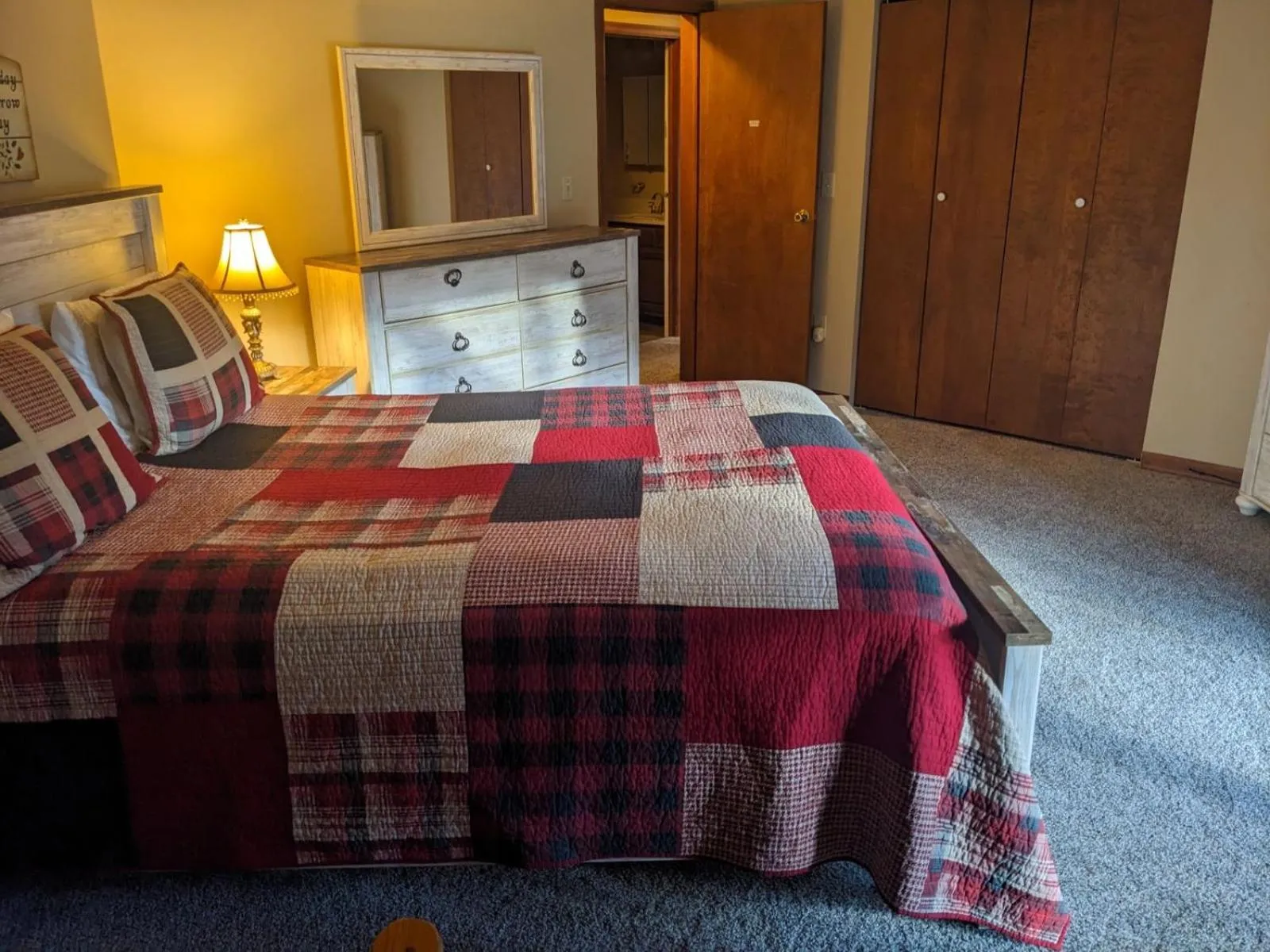 Bedroom, Bed in Rough Cut Lodge