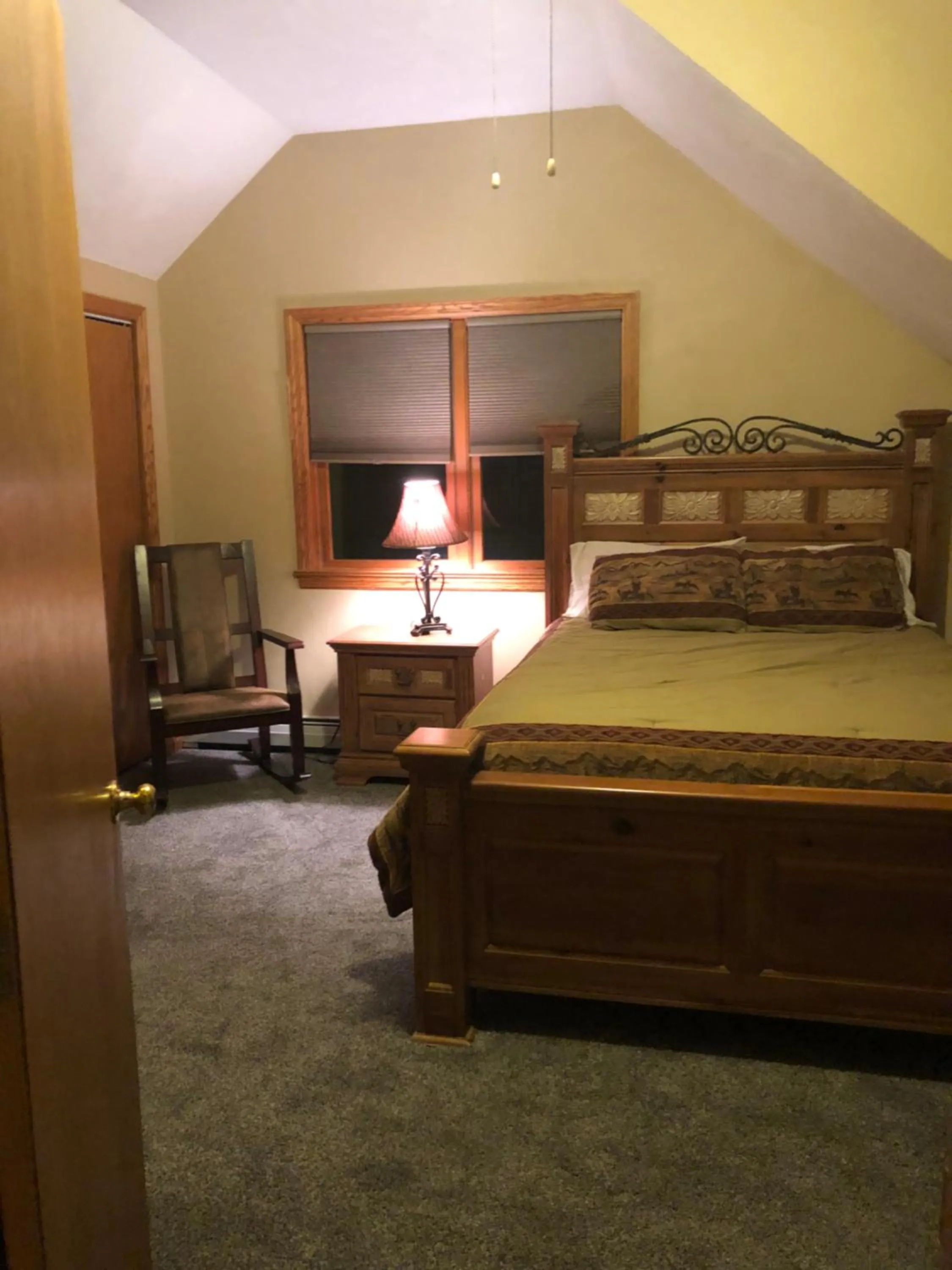 Bedroom, Bed in Rough Cut Lodge