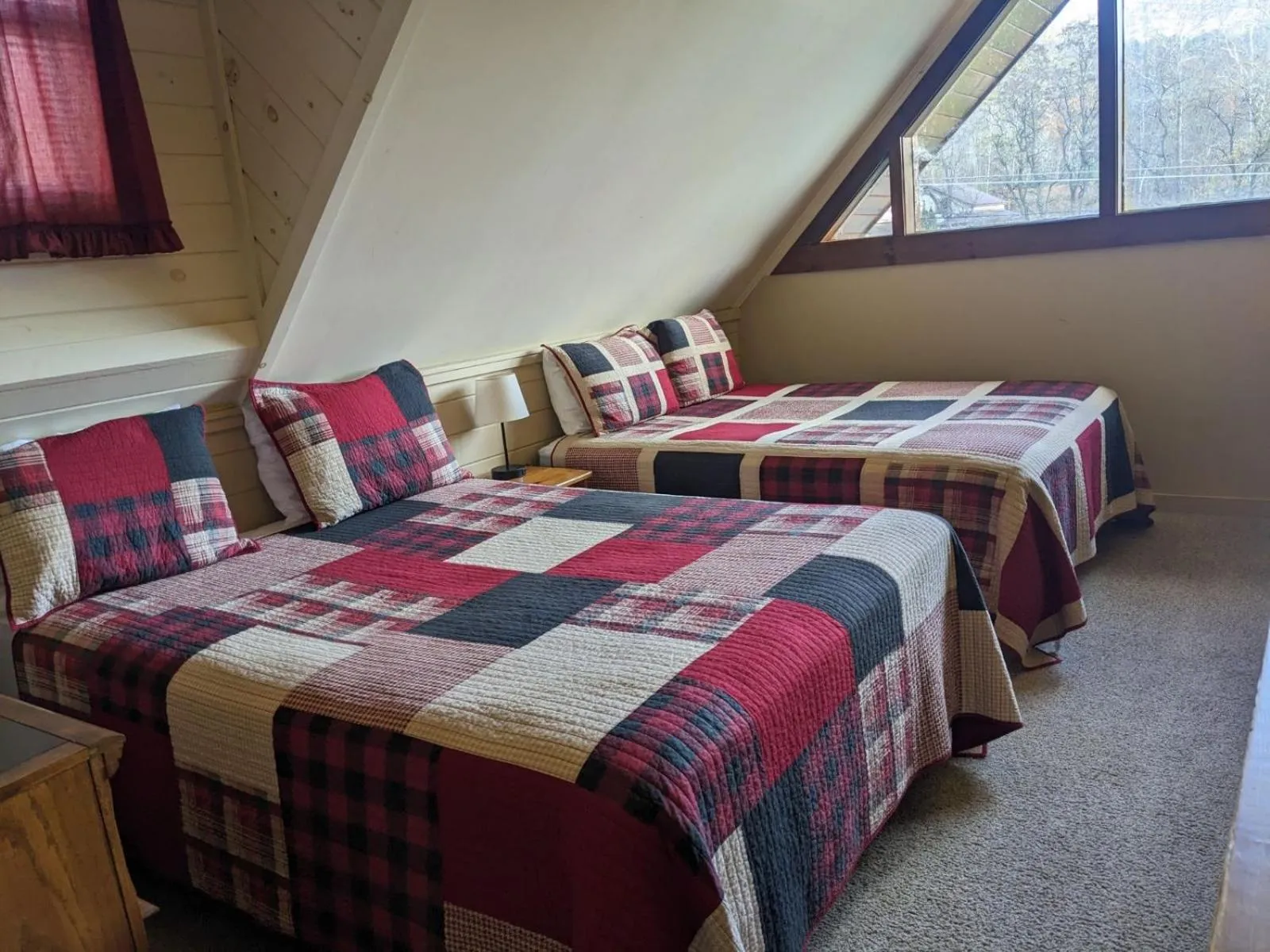 Bedroom, Bed in Rough Cut Lodge