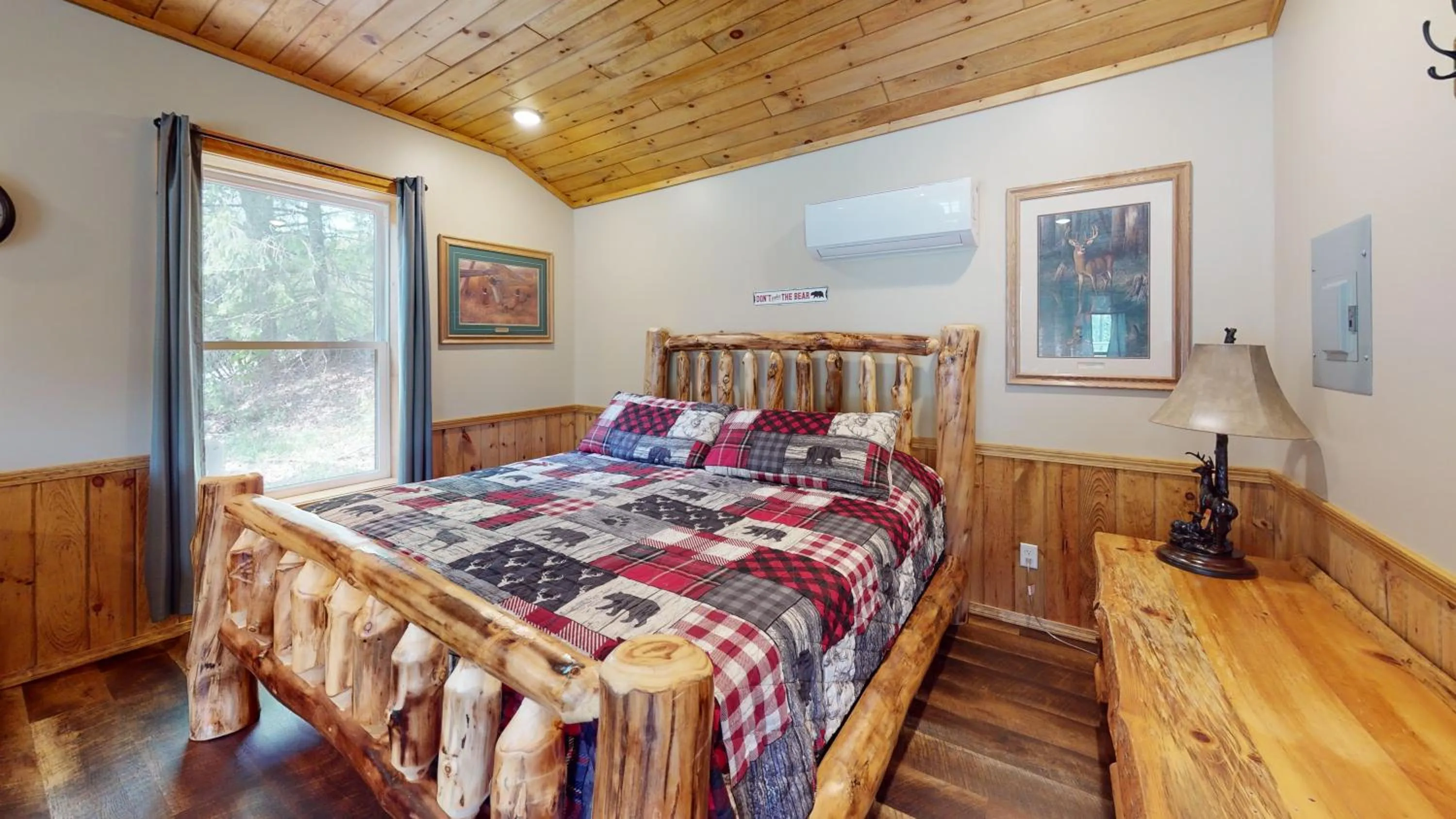 Bedroom, Bed in Rough Cut Lodge