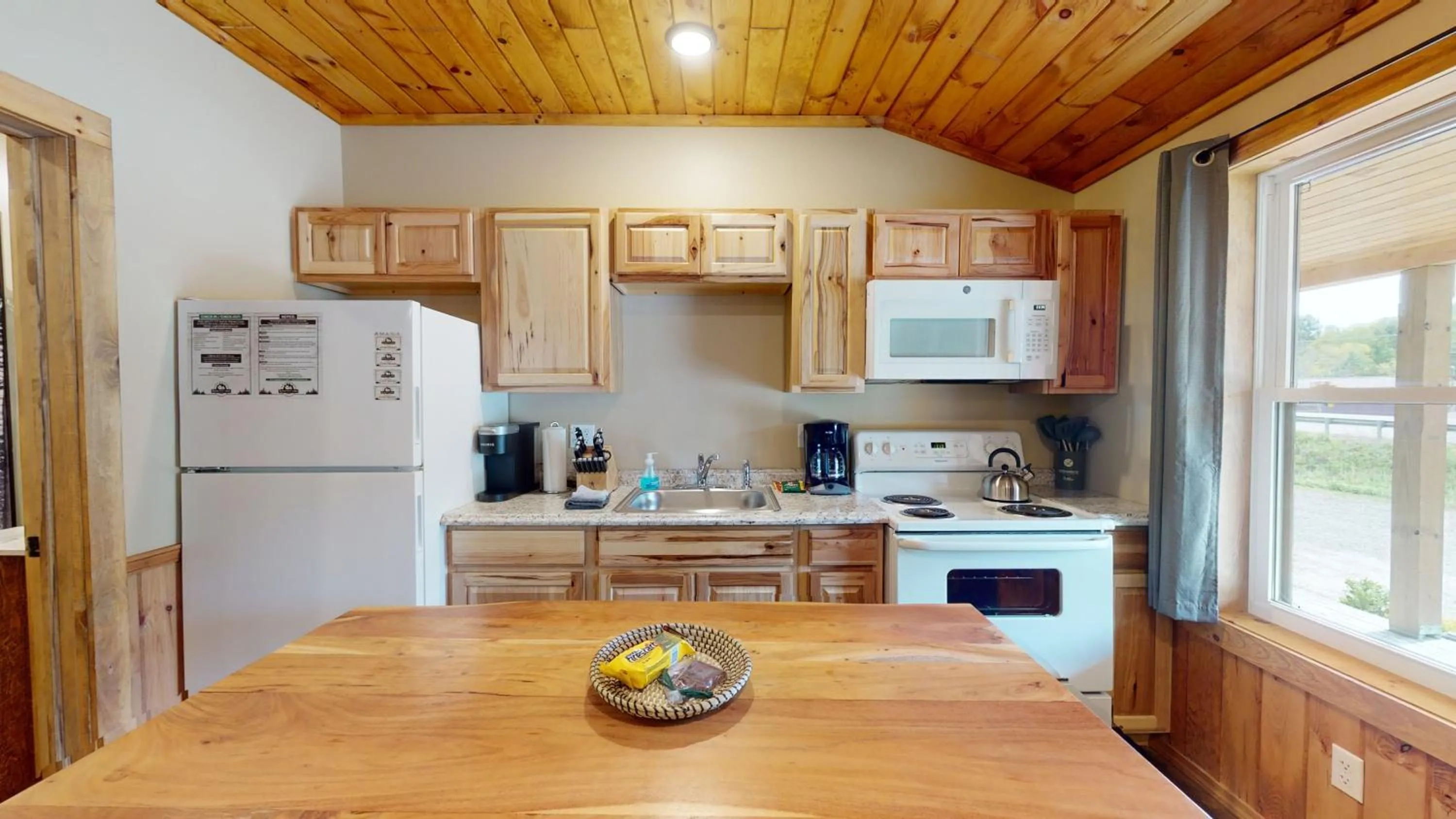 Coffee/tea facilities in Rough Cut Lodge