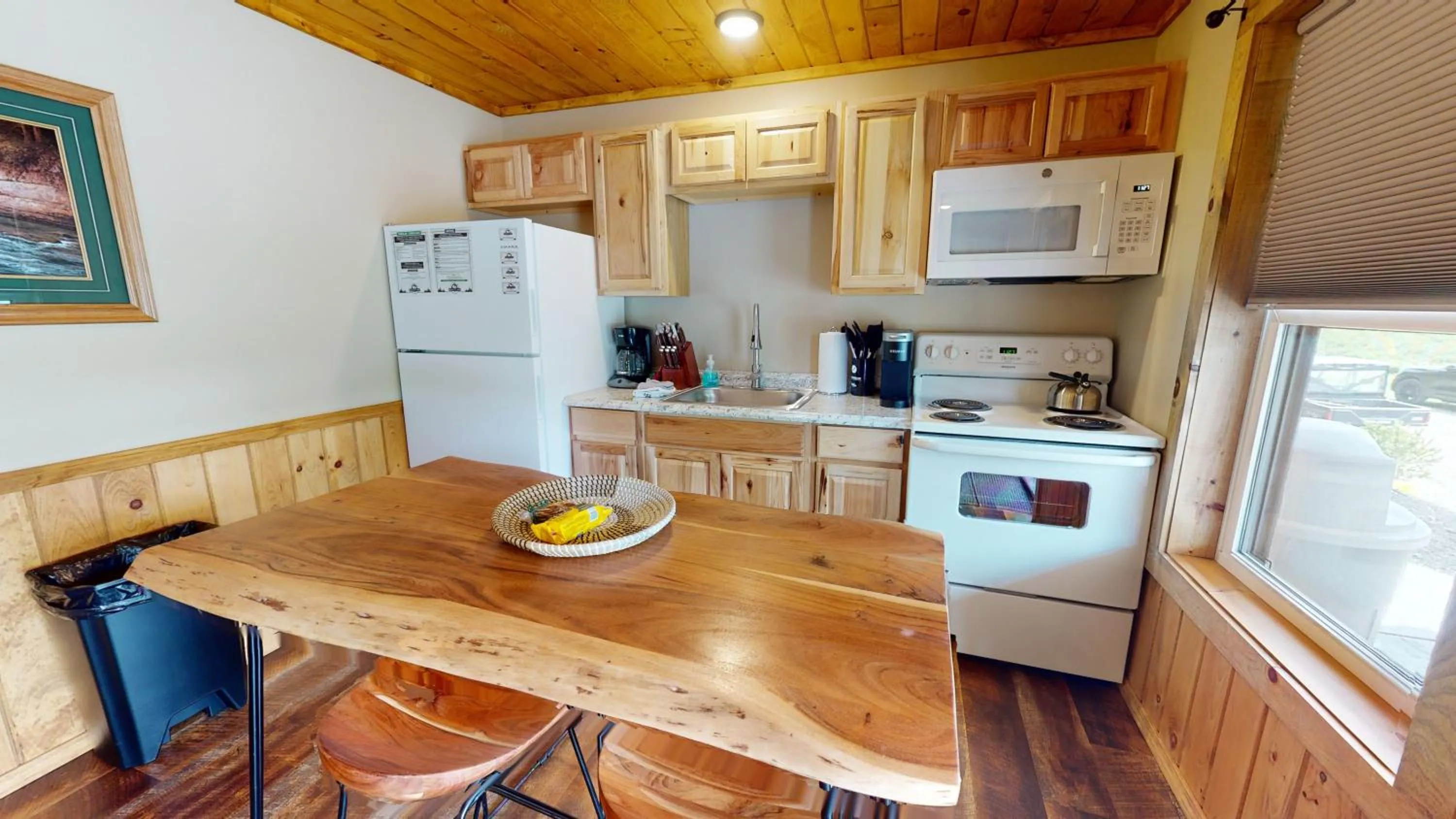 Kitchen or kitchenette in Rough Cut Lodge