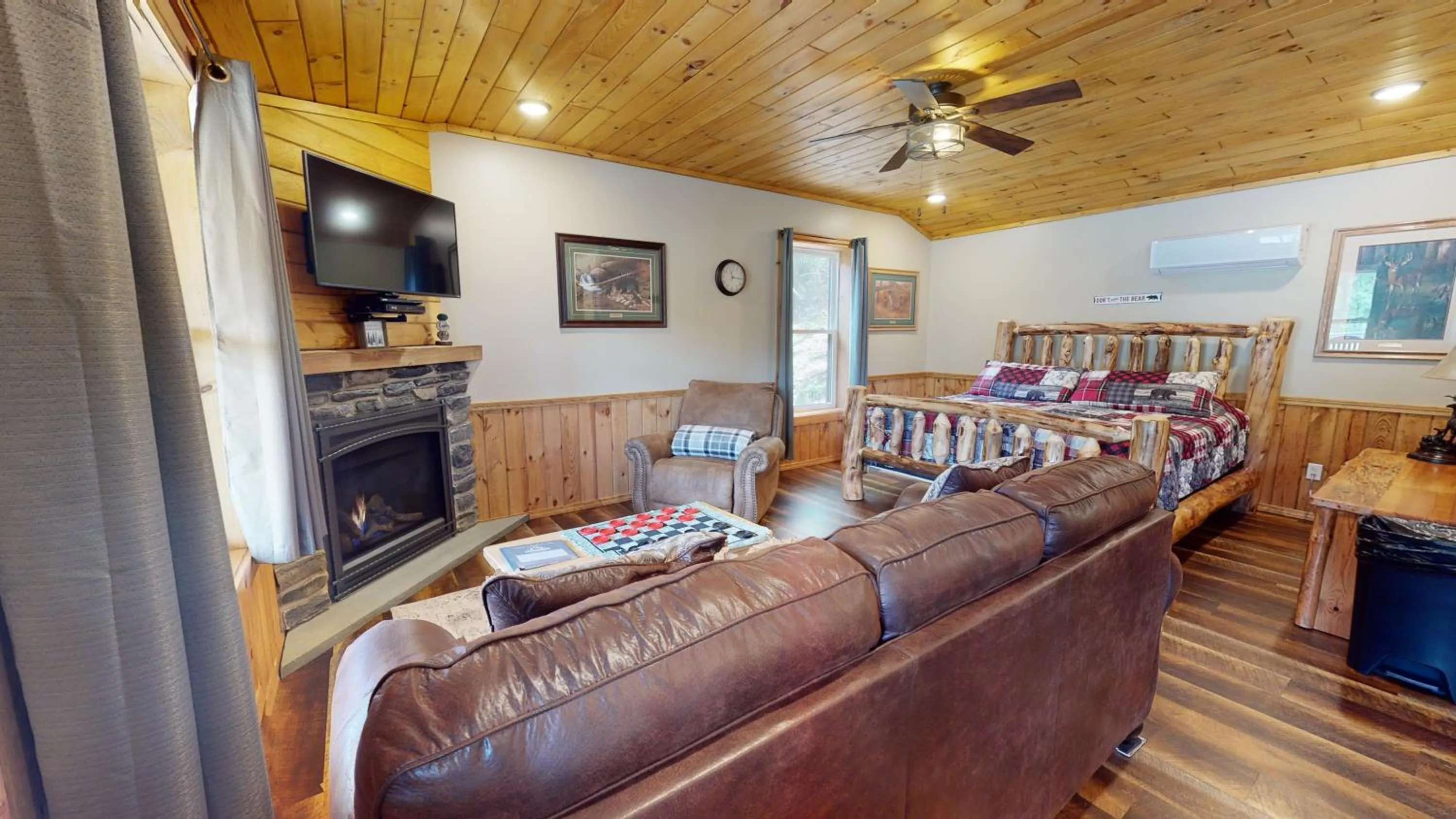 Living room in Rough Cut Lodge