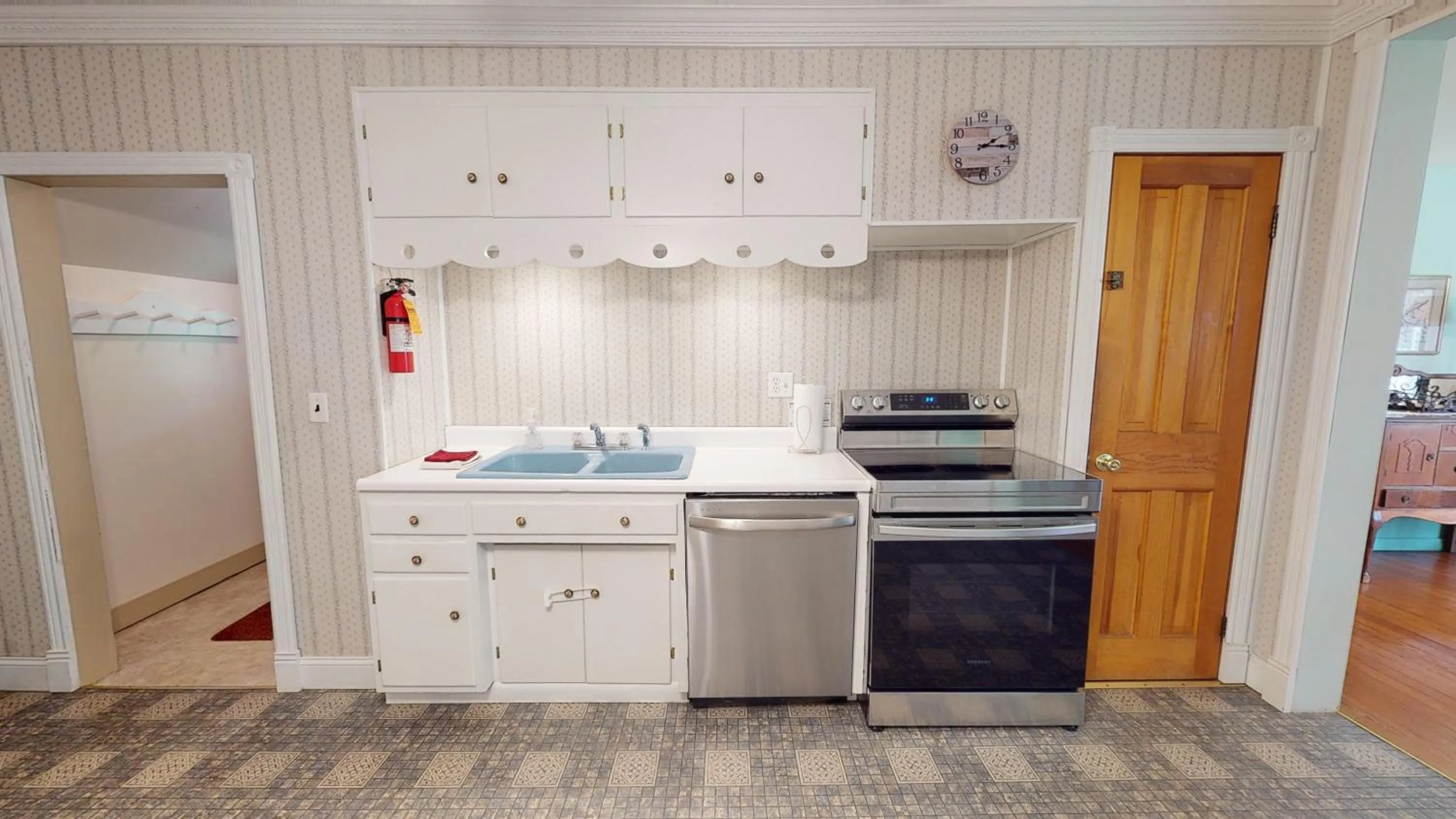 Kitchen or kitchenette in Rough Cut Lodge