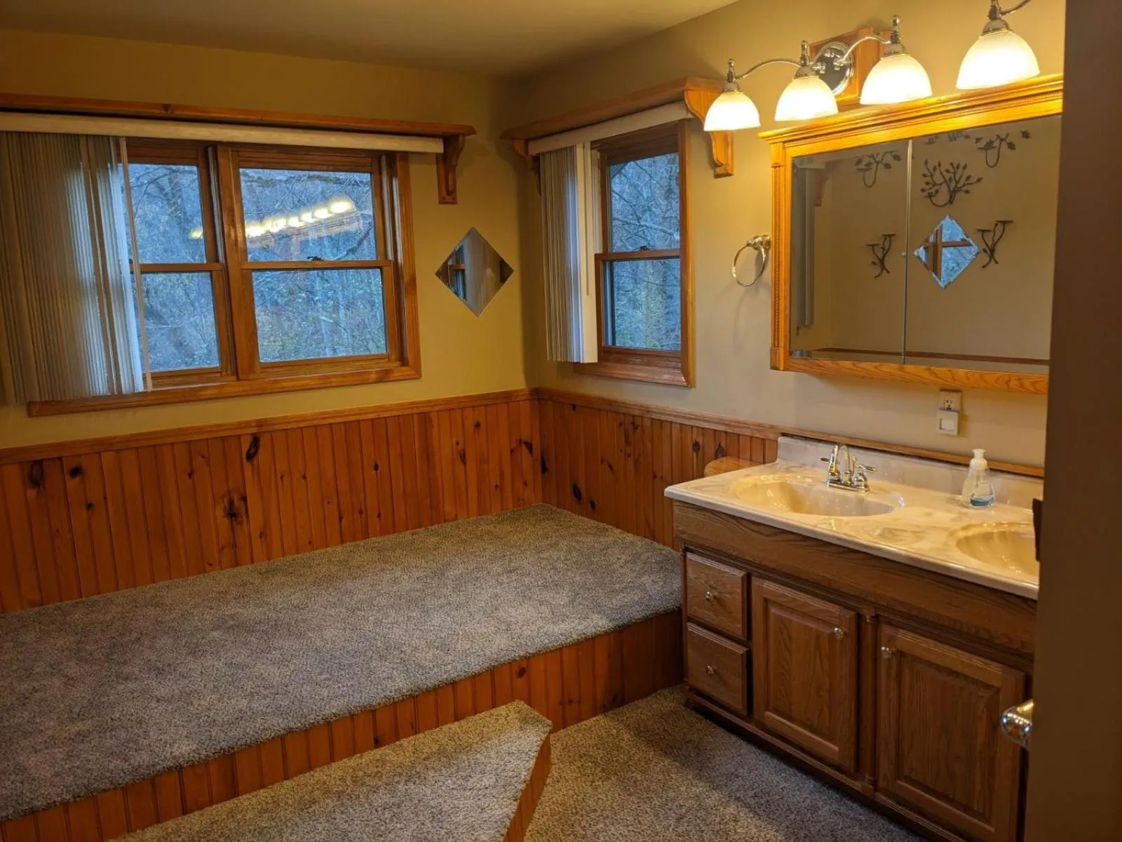 Bathroom, Bed in Rough Cut Lodge