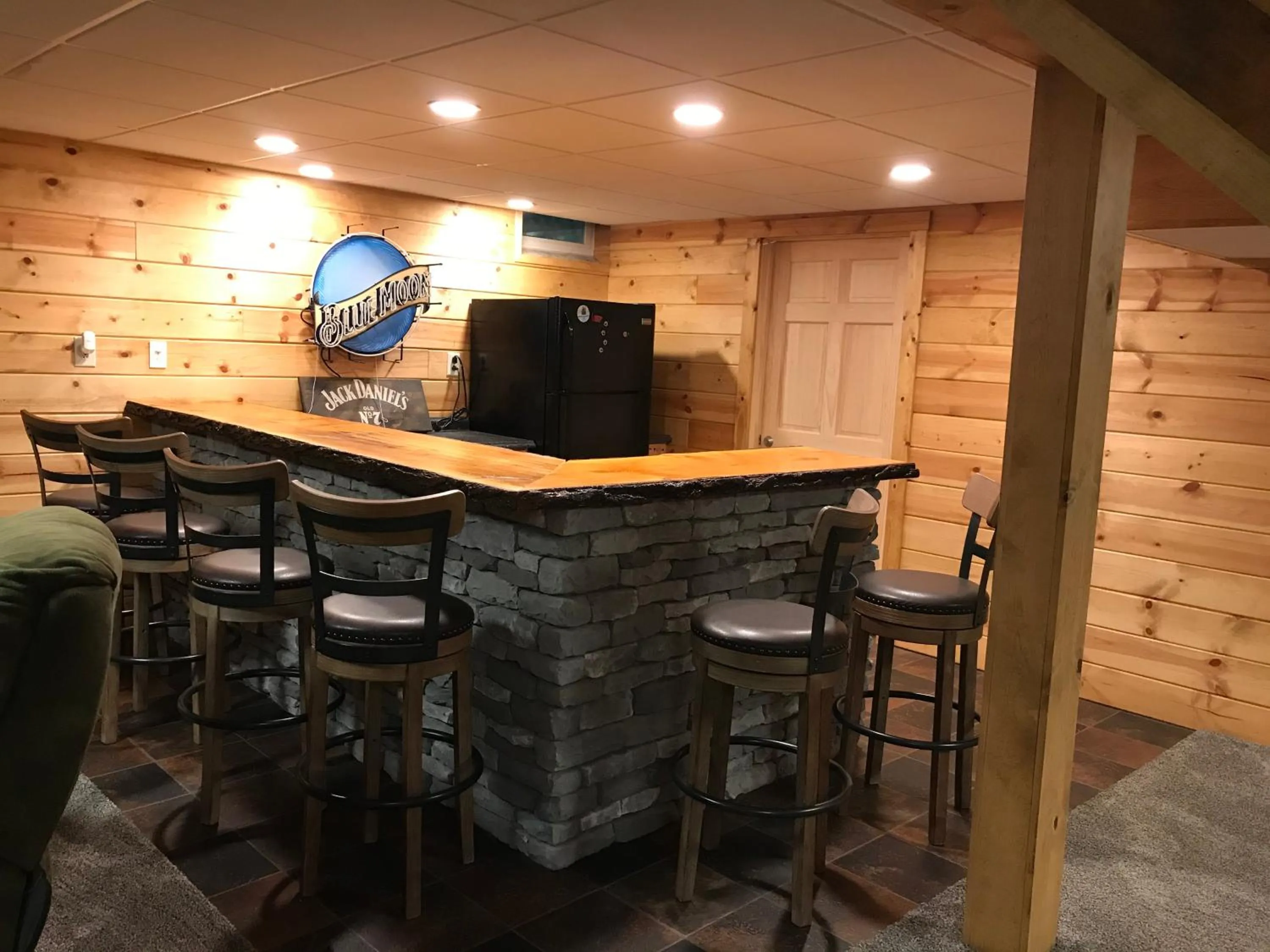 Lounge or bar in Rough Cut Lodge