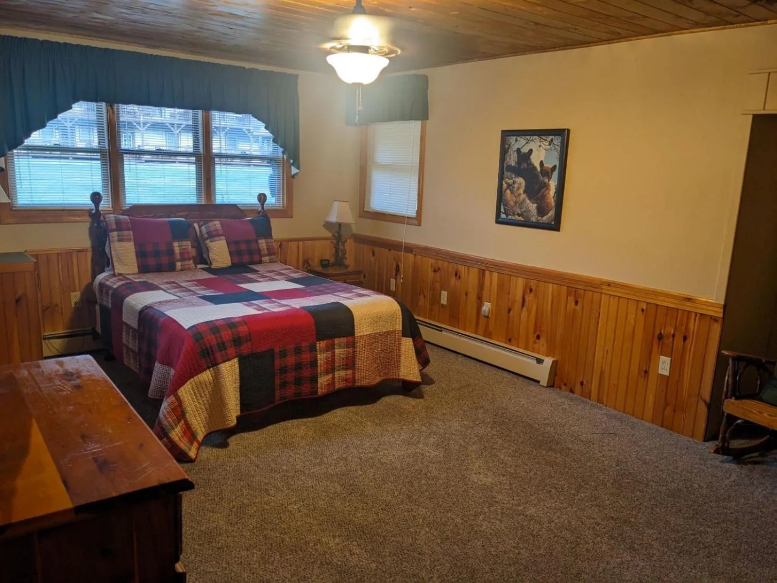 Bedroom, Bed in Rough Cut Lodge