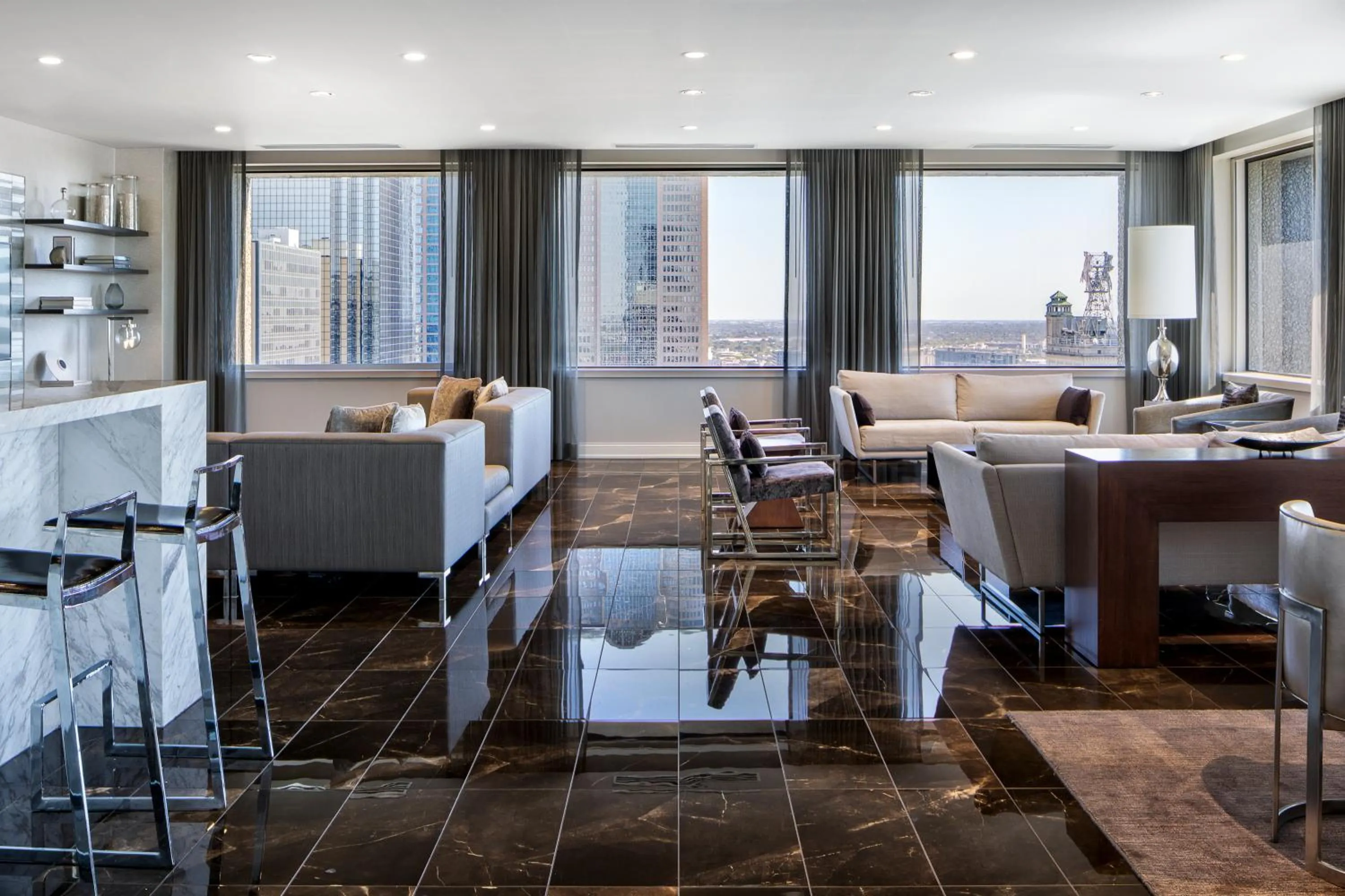 Living room in The Westin Dallas Downtown