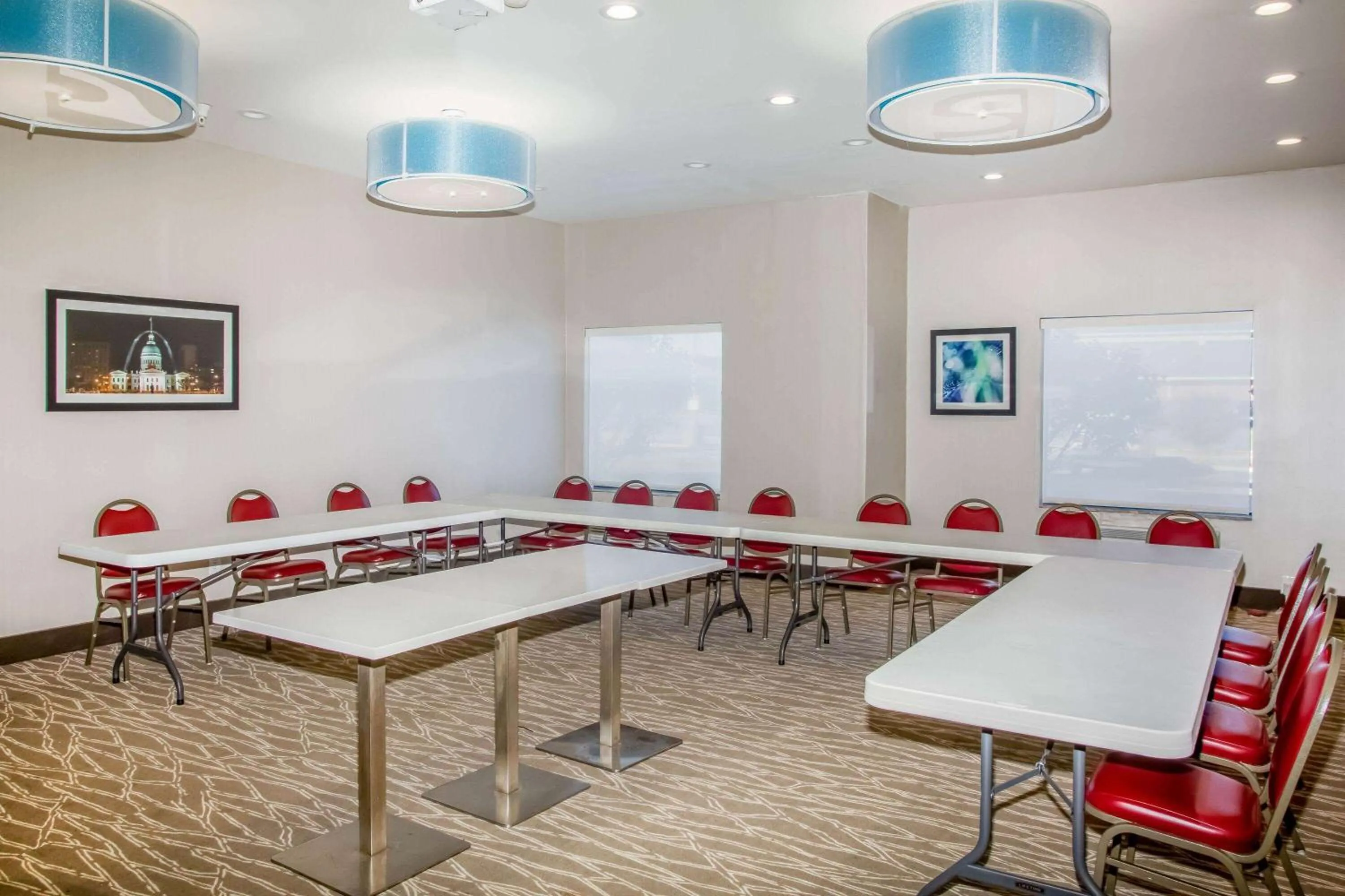 Meeting/conference room in La Quinta Inn & Suits by Wyndham Pontoon Beach IL
