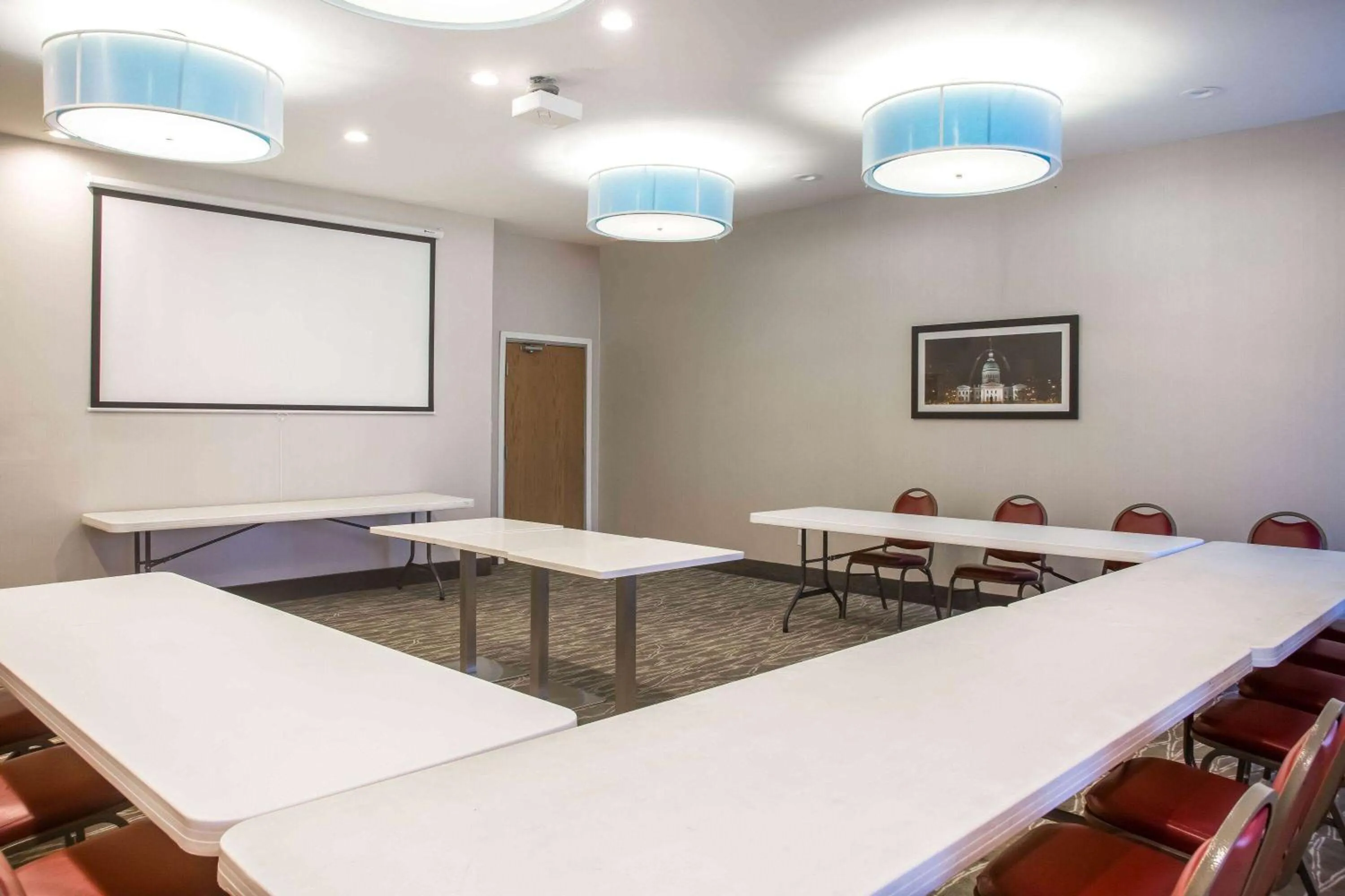 Meeting/conference room in La Quinta Inn & Suits by Wyndham Pontoon Beach IL
