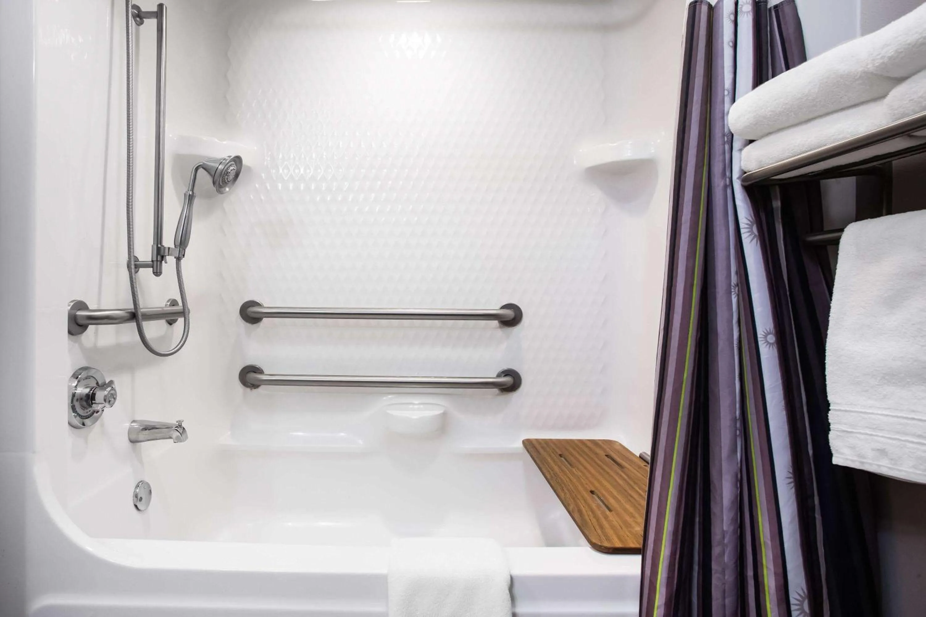 Bathroom in La Quinta Inn & Suits by Wyndham Pontoon Beach IL