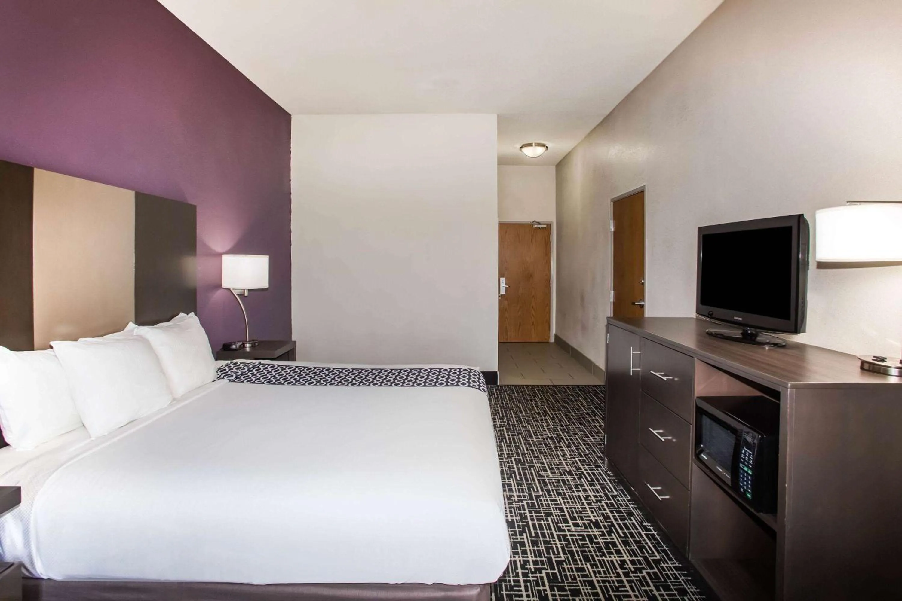 Photo of the whole room, Bed in La Quinta Inn & Suits by Wyndham Pontoon Beach IL