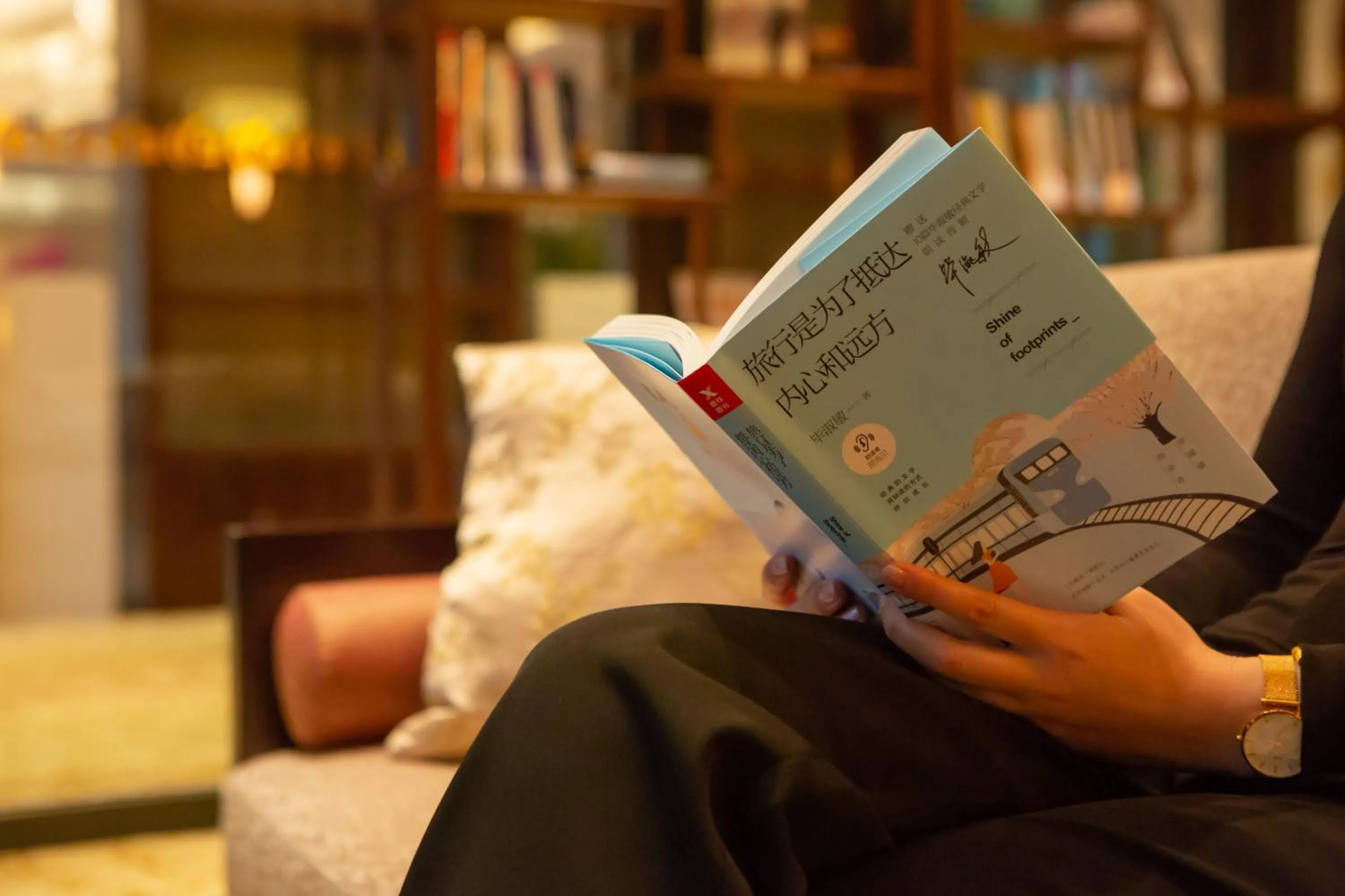 Library in West Lake State Guest House