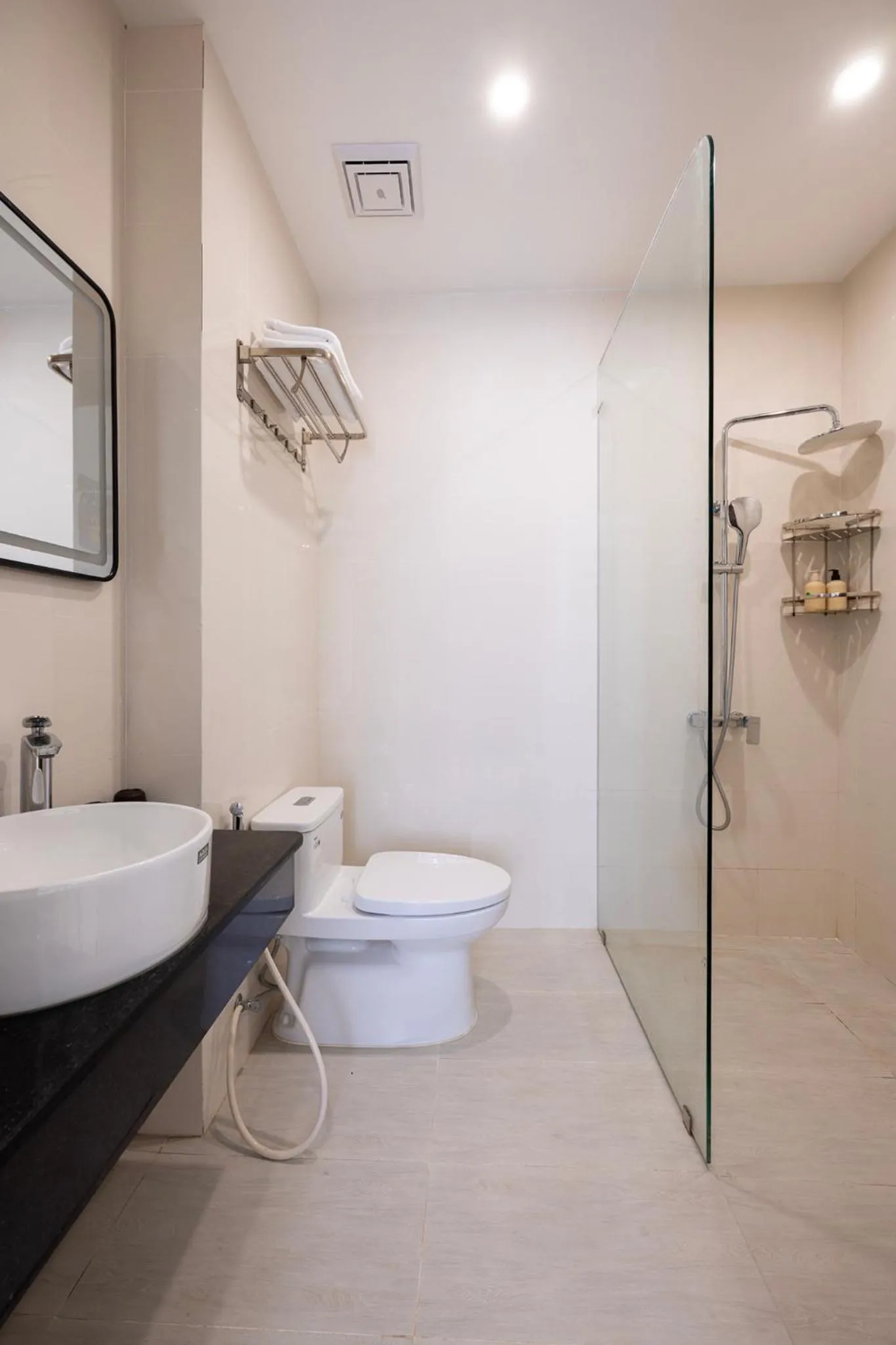 Shower in Hồng Chúc Hotel