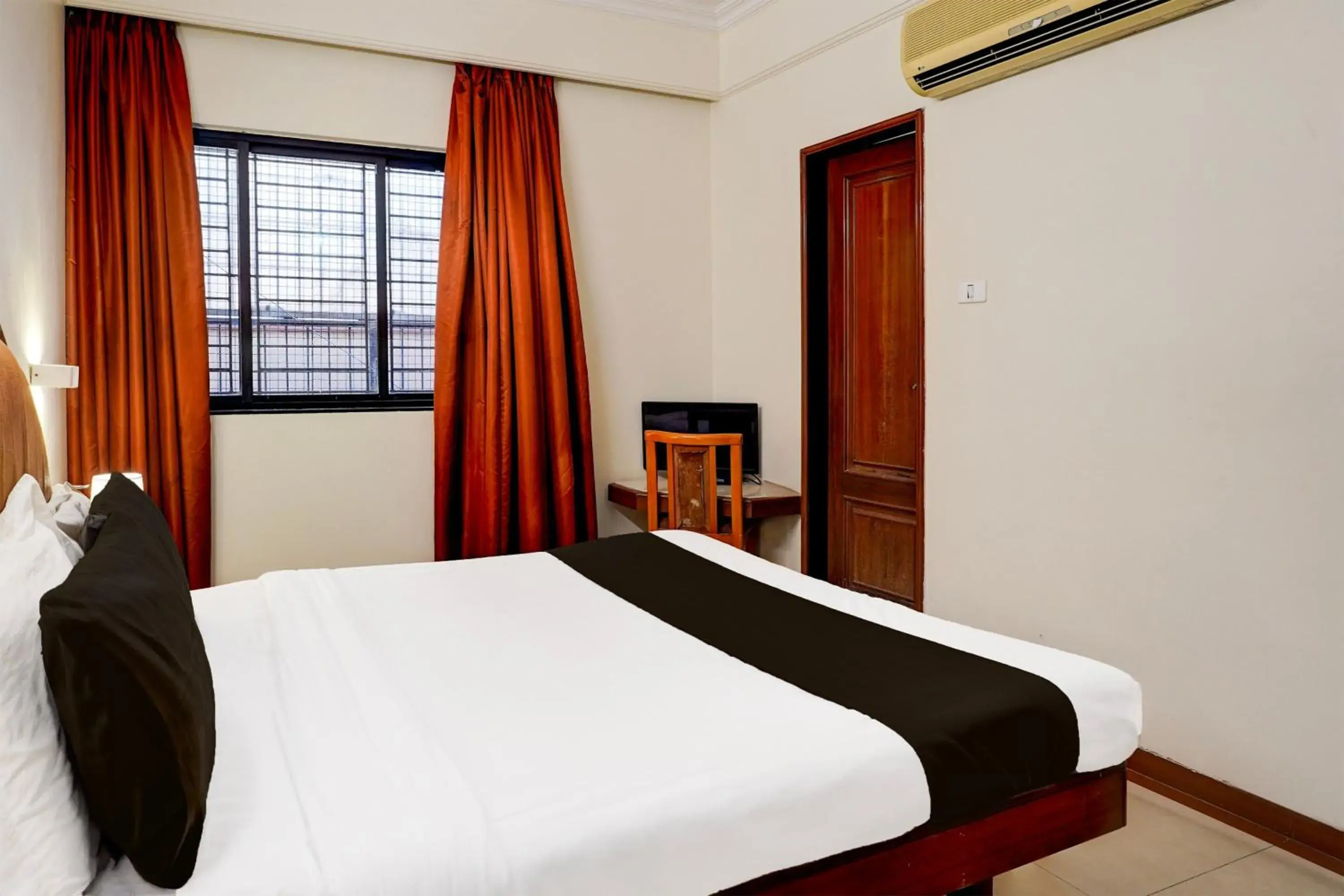 Bedroom, Bed in Super Hotel O Thimmaiah Rd Rajajinagar Bedroom, Bed in Super Hotel O Thimmaiah Rd Rajajinagar