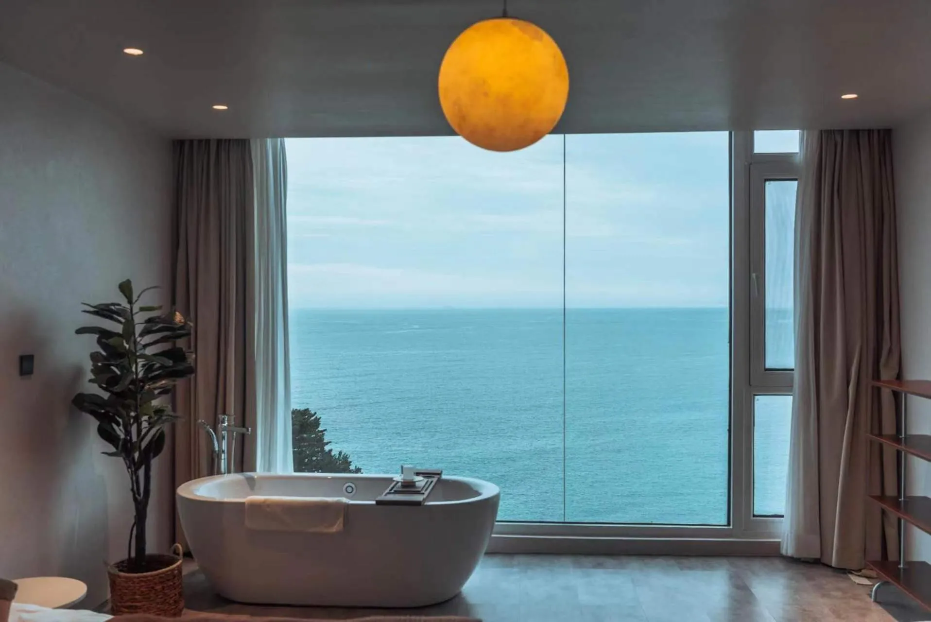 King Room with Spa Bath in Qingdao Momer Cliff Ocean View Villas