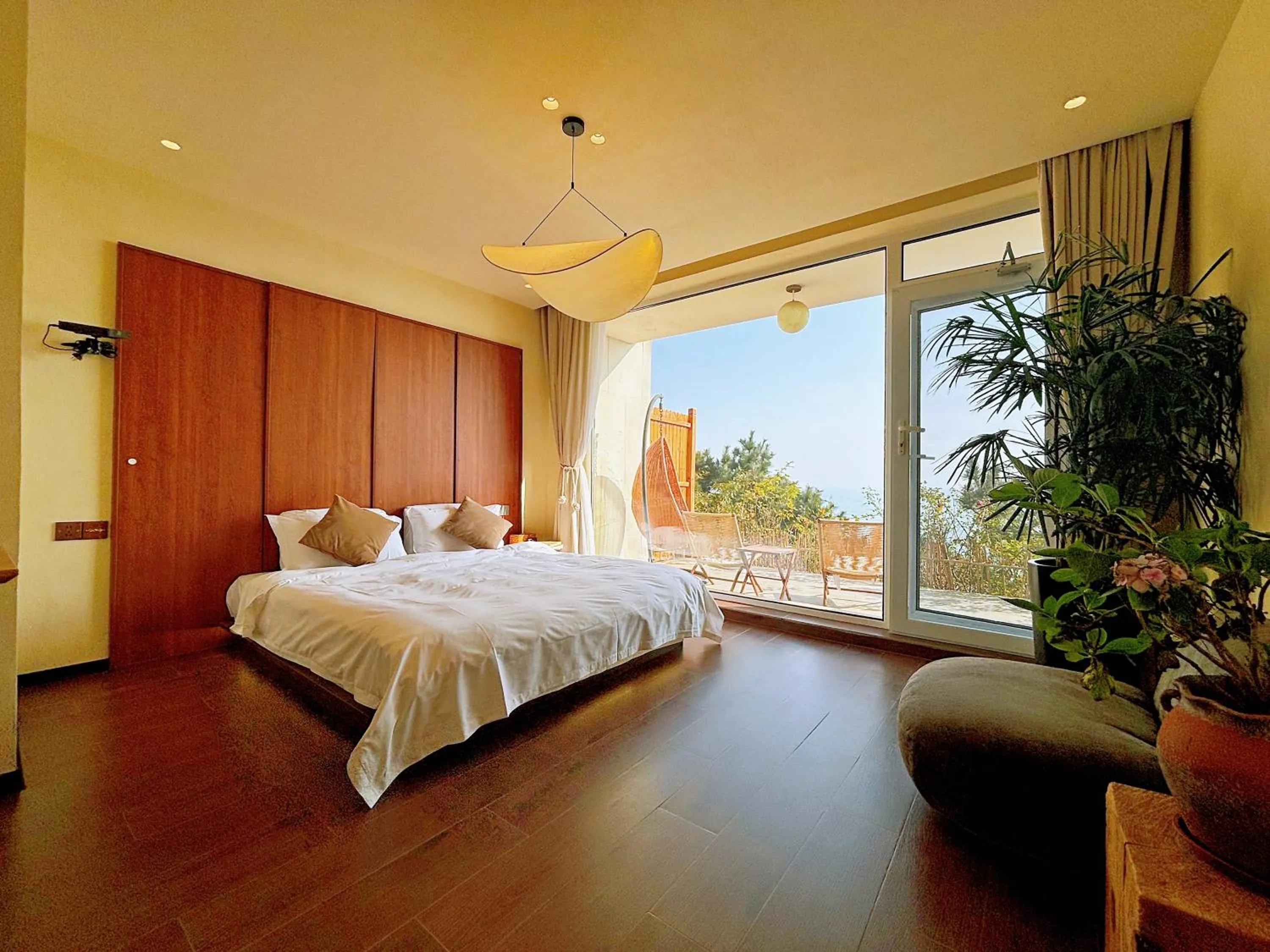 Double Room with Balcony and Sea View in Qingdao Momer Cliff Ocean View Villas