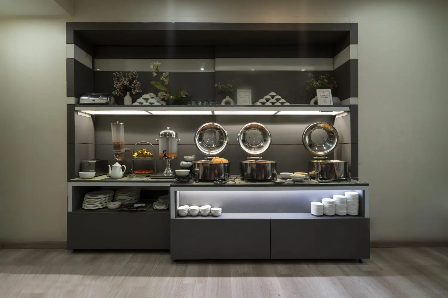 Restaurant/places to eat in Grand FFOUR near Nehru Place, Delhi