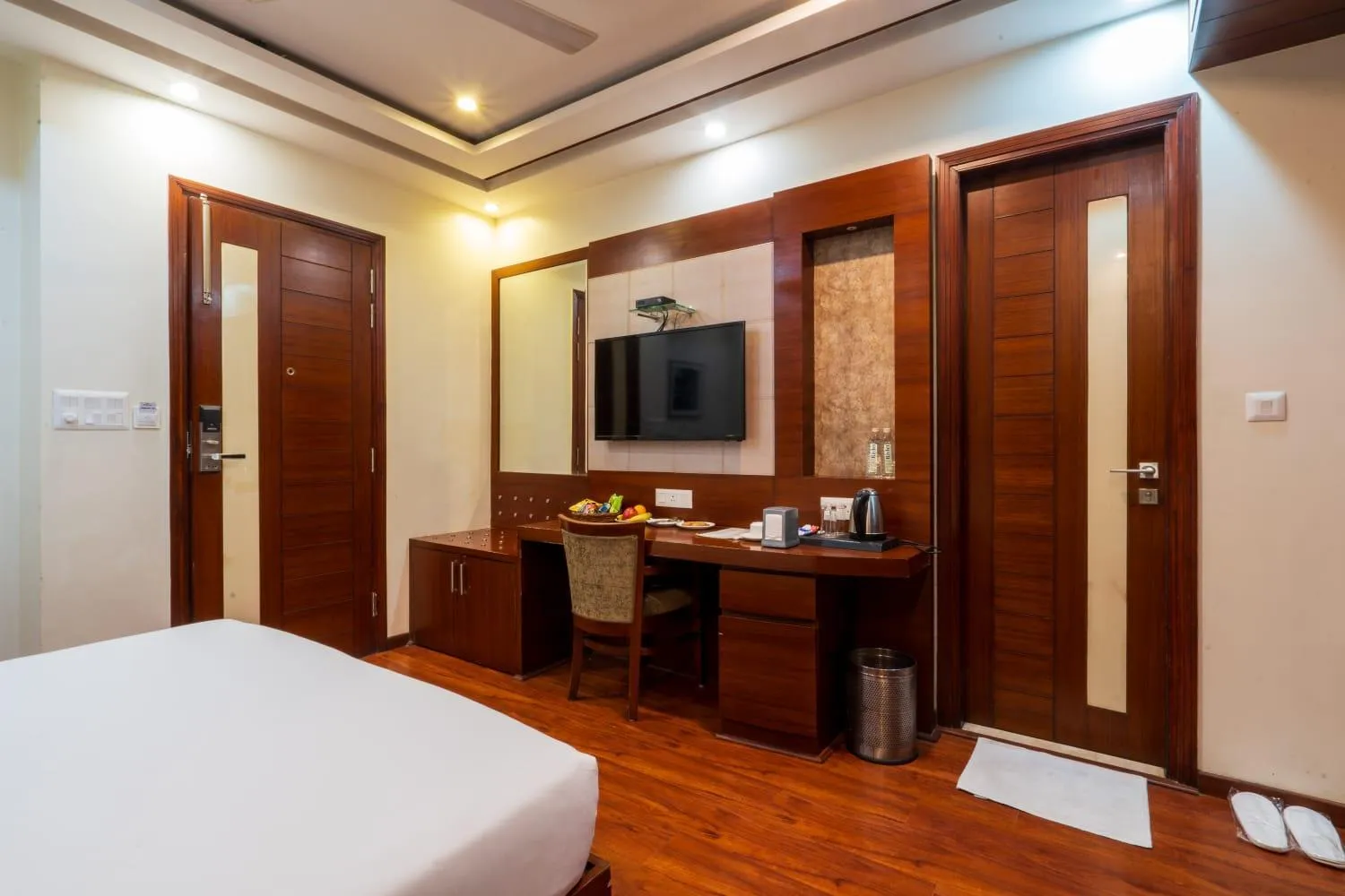 Photo of the whole room, Bed in Grand FFOUR near Nehru Place, Delhi