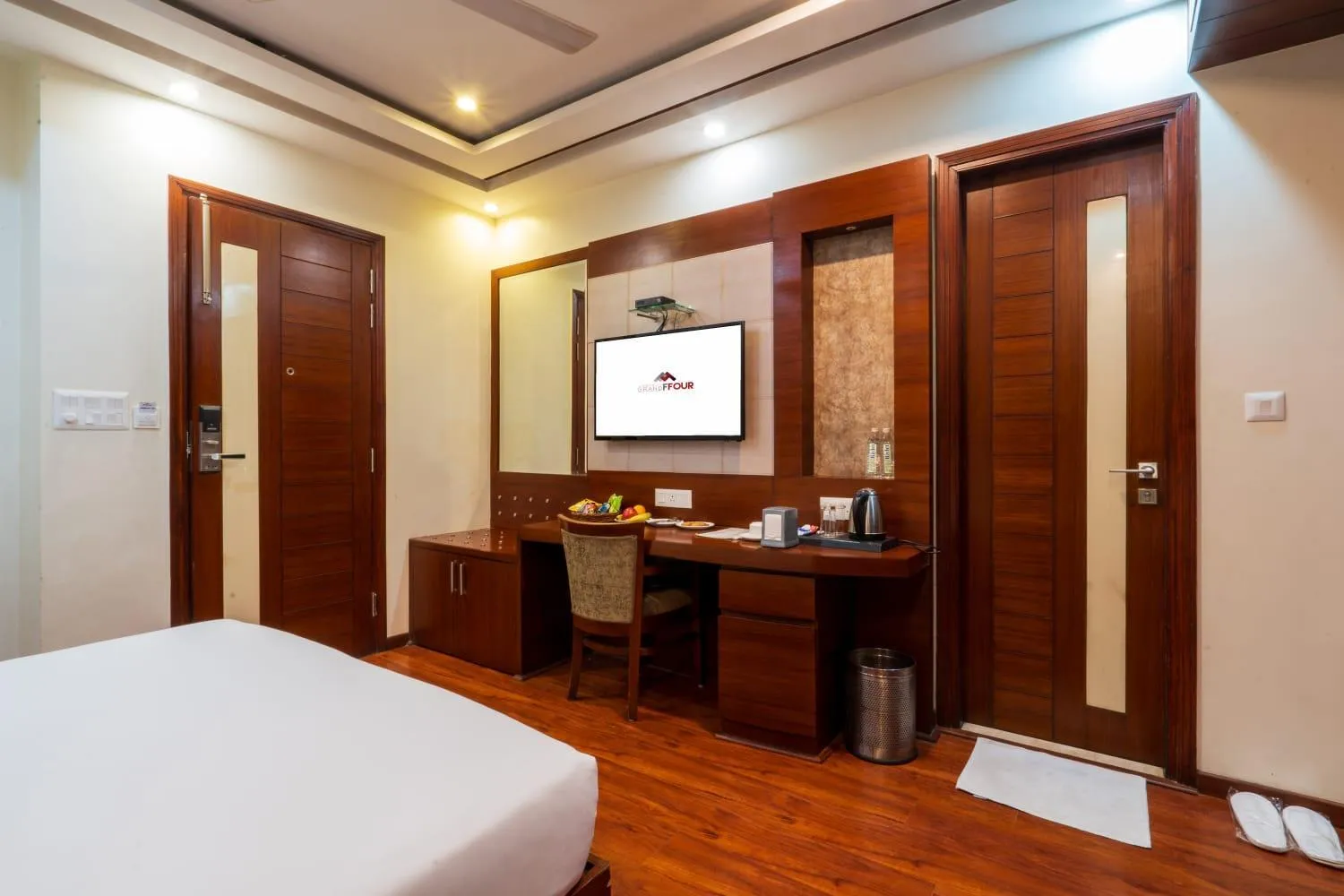 TV and multimedia, Bed in Grand FFOUR near Nehru Place, Delhi
