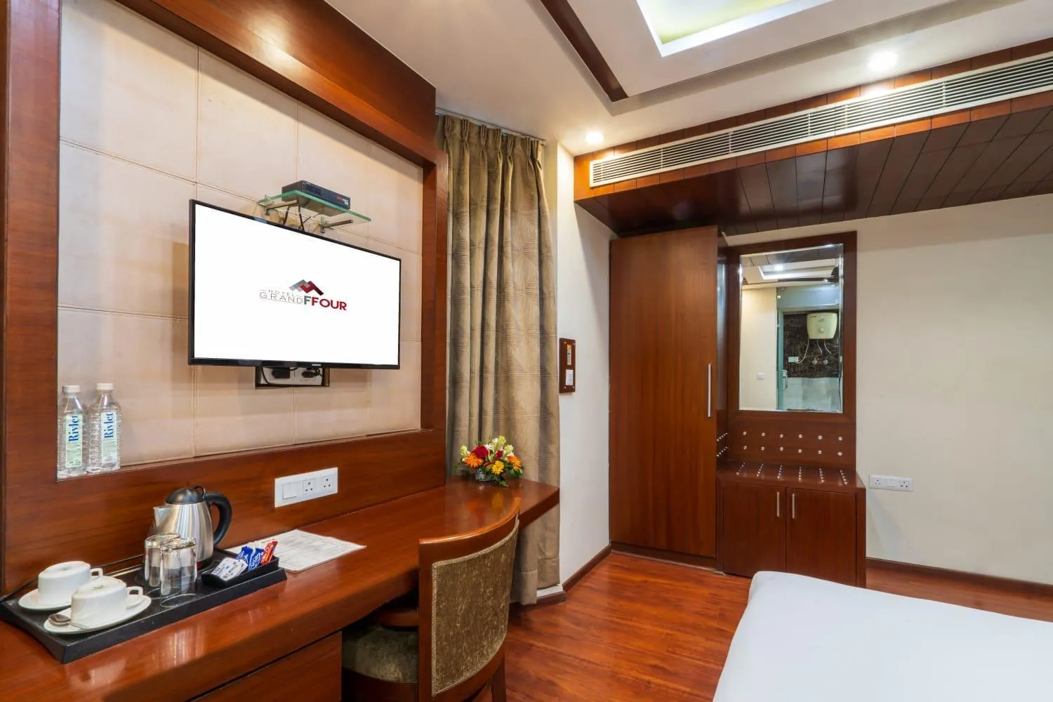 Photo of the whole room, Bed in Grand FFOUR near Nehru Place, Delhi