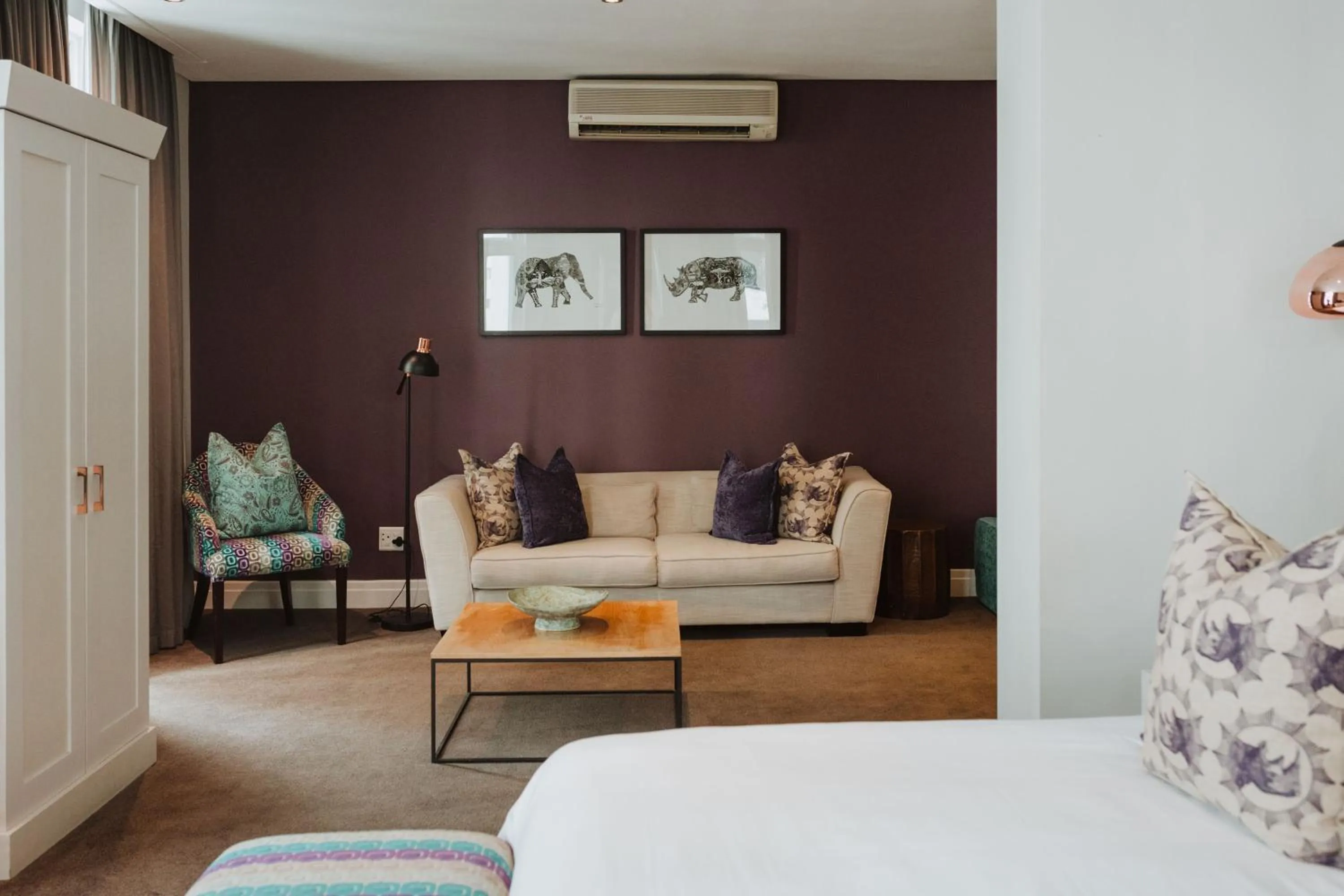 Seating area, Bed in Grand Daddy Boutique Hotel