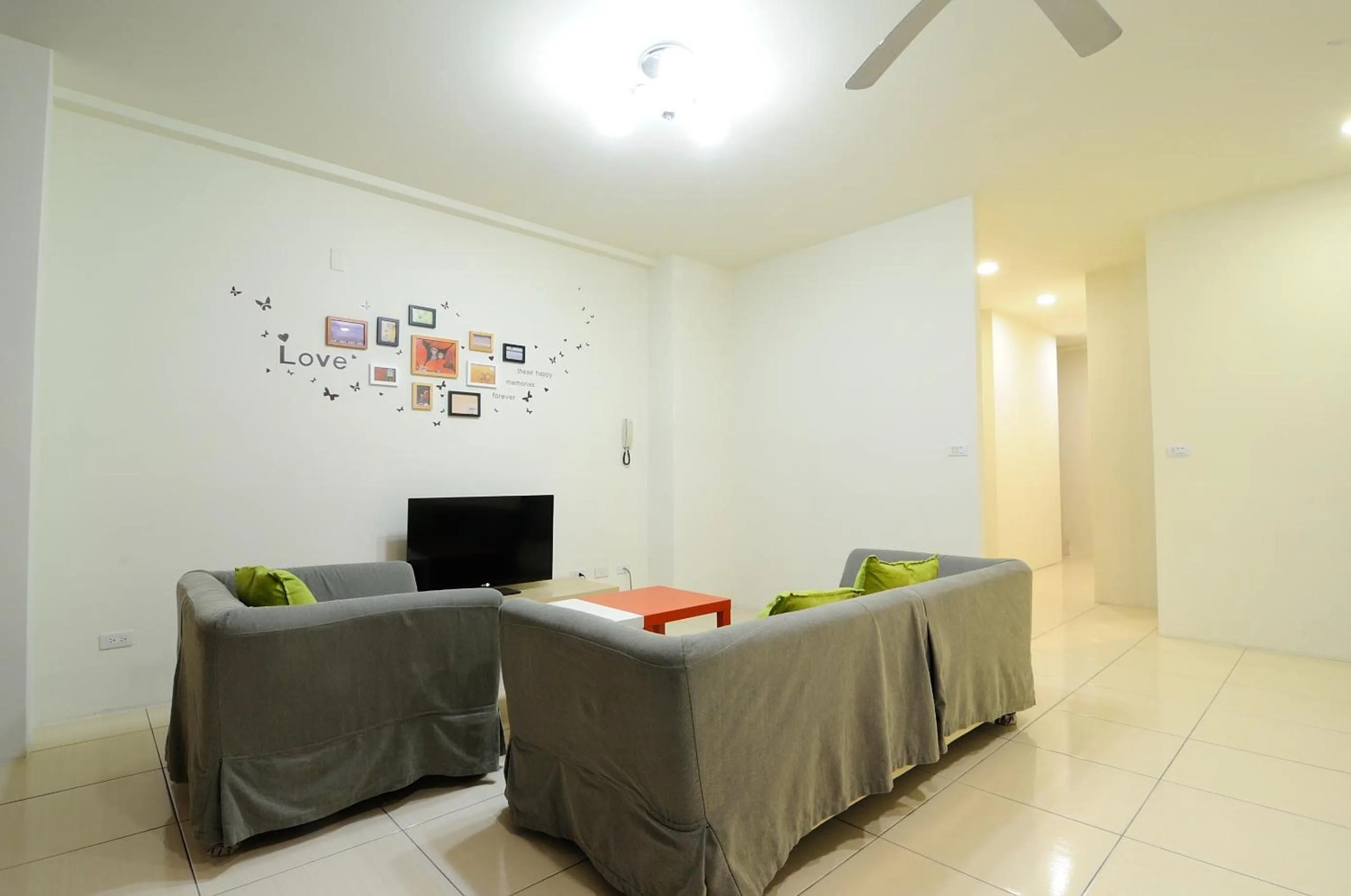 Communal lounge/ TV room in Sanyi Happiness B&B