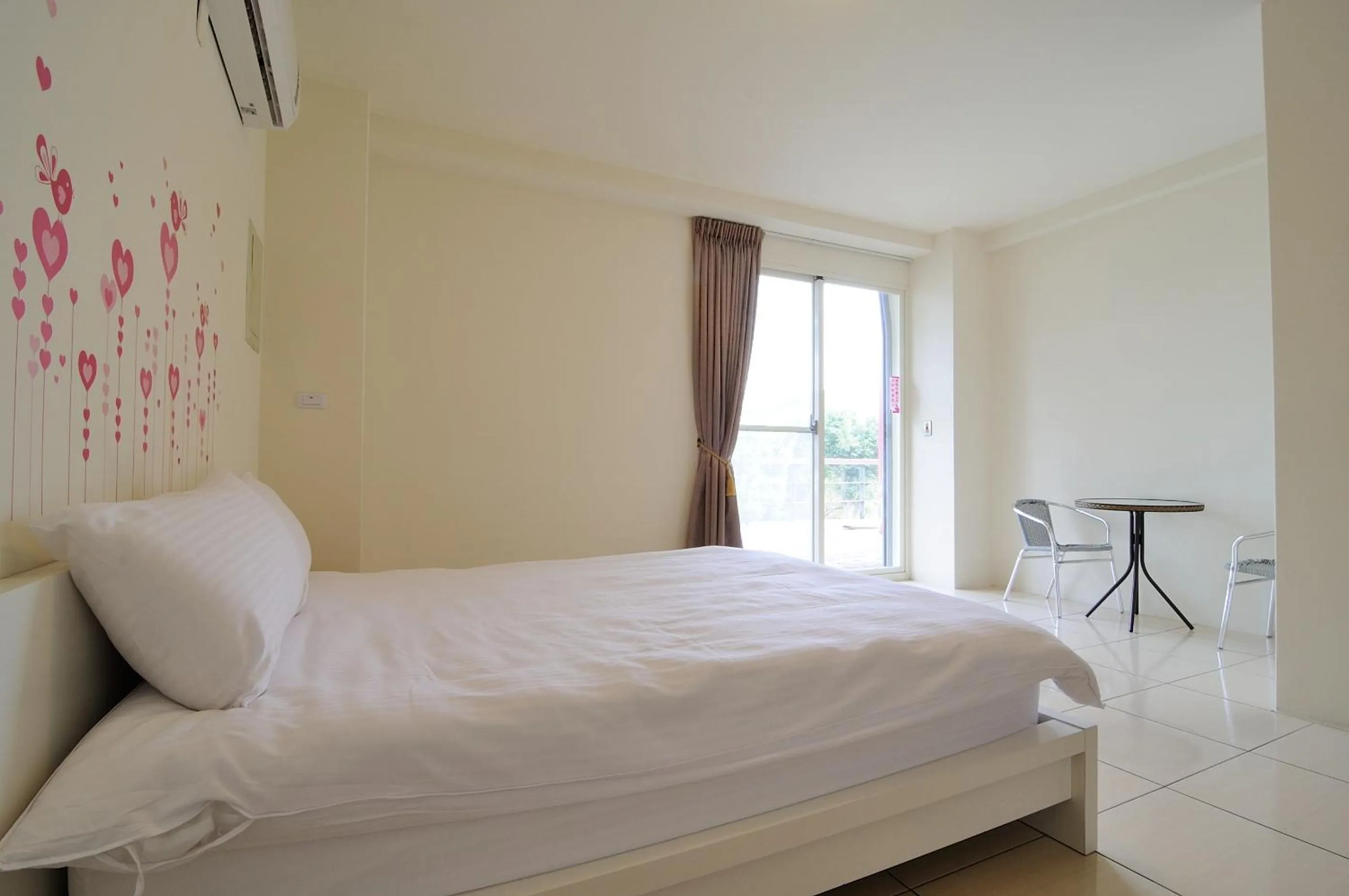 Photo of the whole room, Bed in Sanyi Happiness B&B