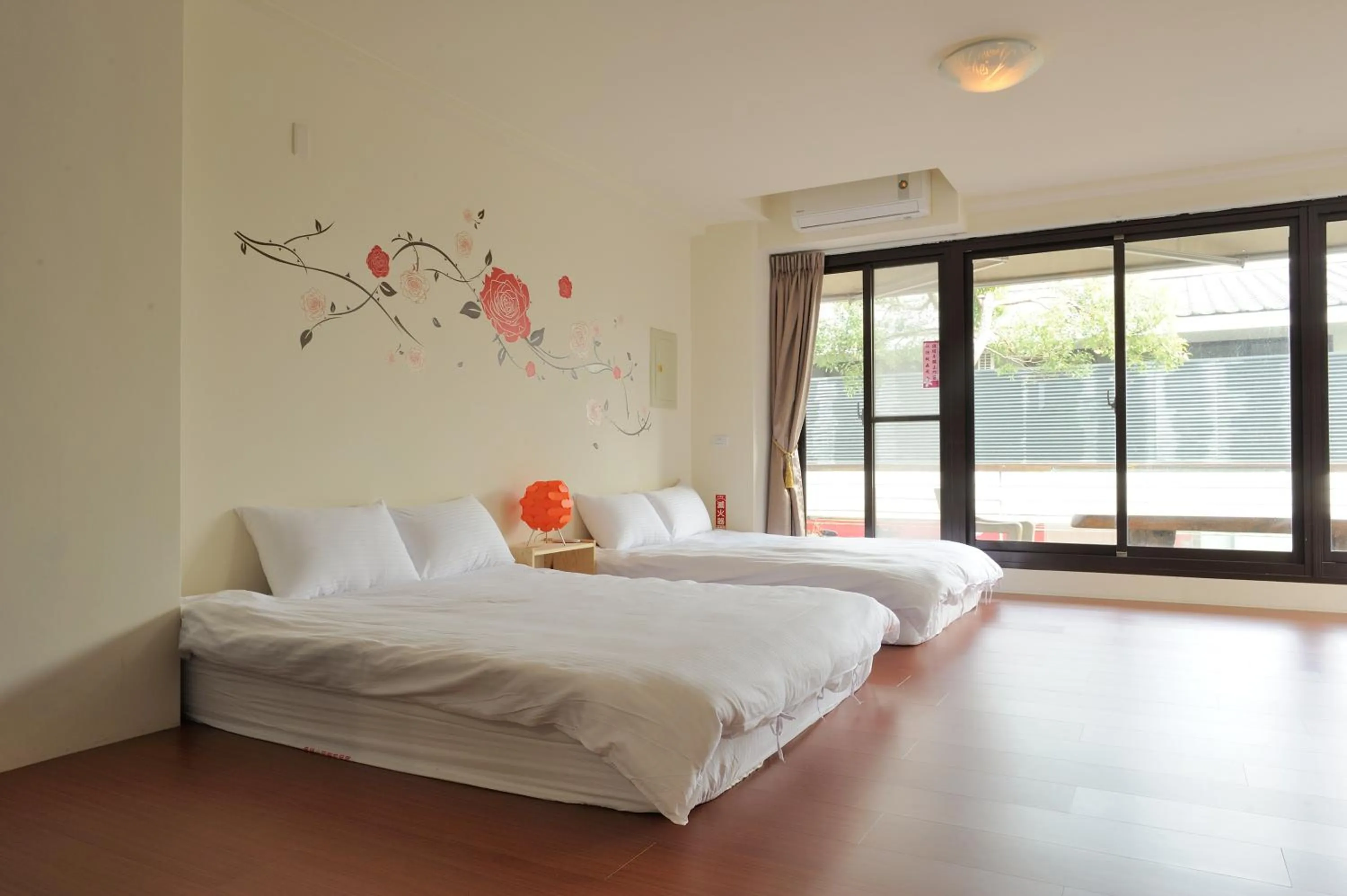 Photo of the whole room, Bed in Sanyi Happiness B&B