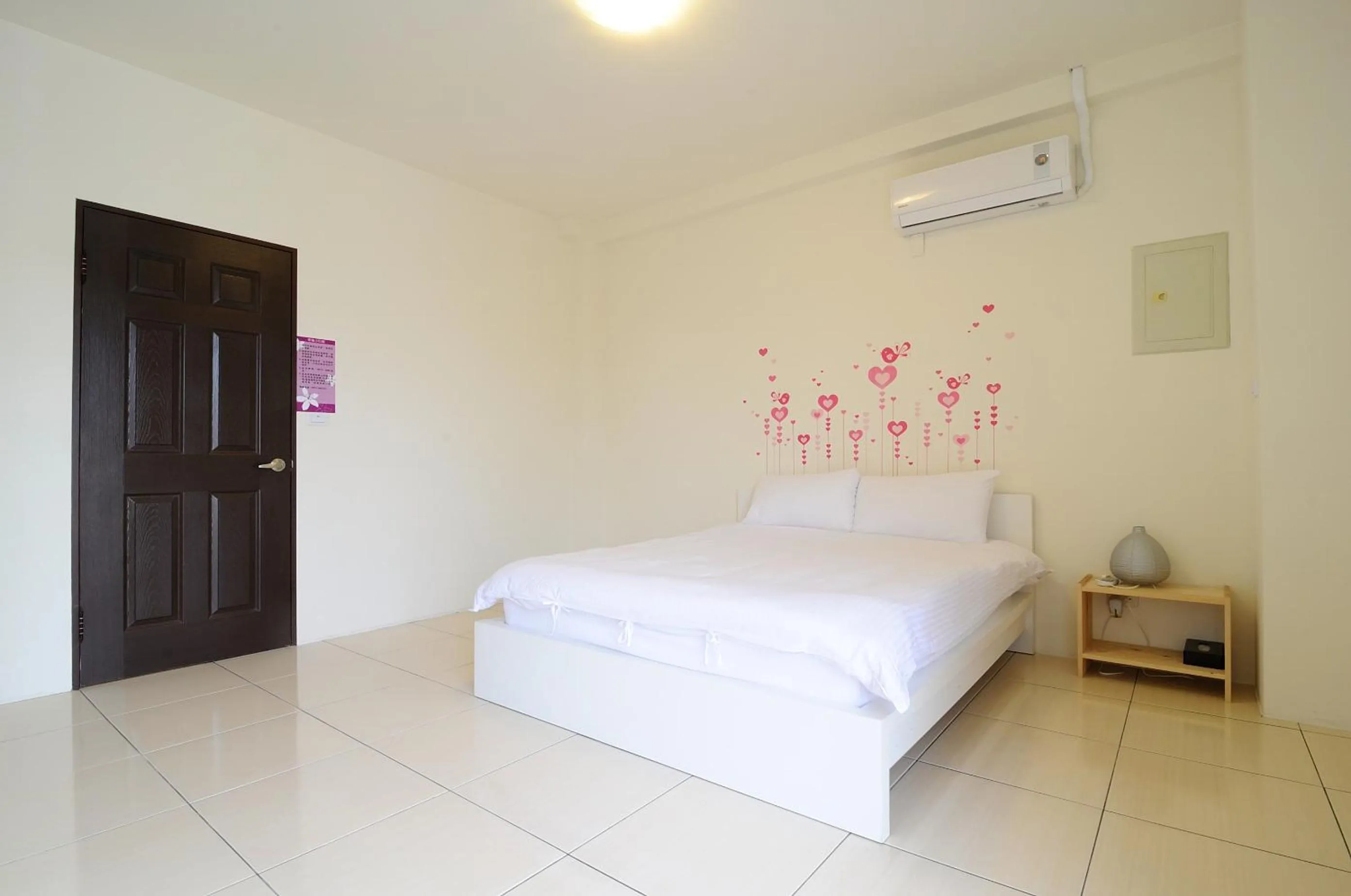 Decorative detail, Bed in Sanyi Happiness B&B