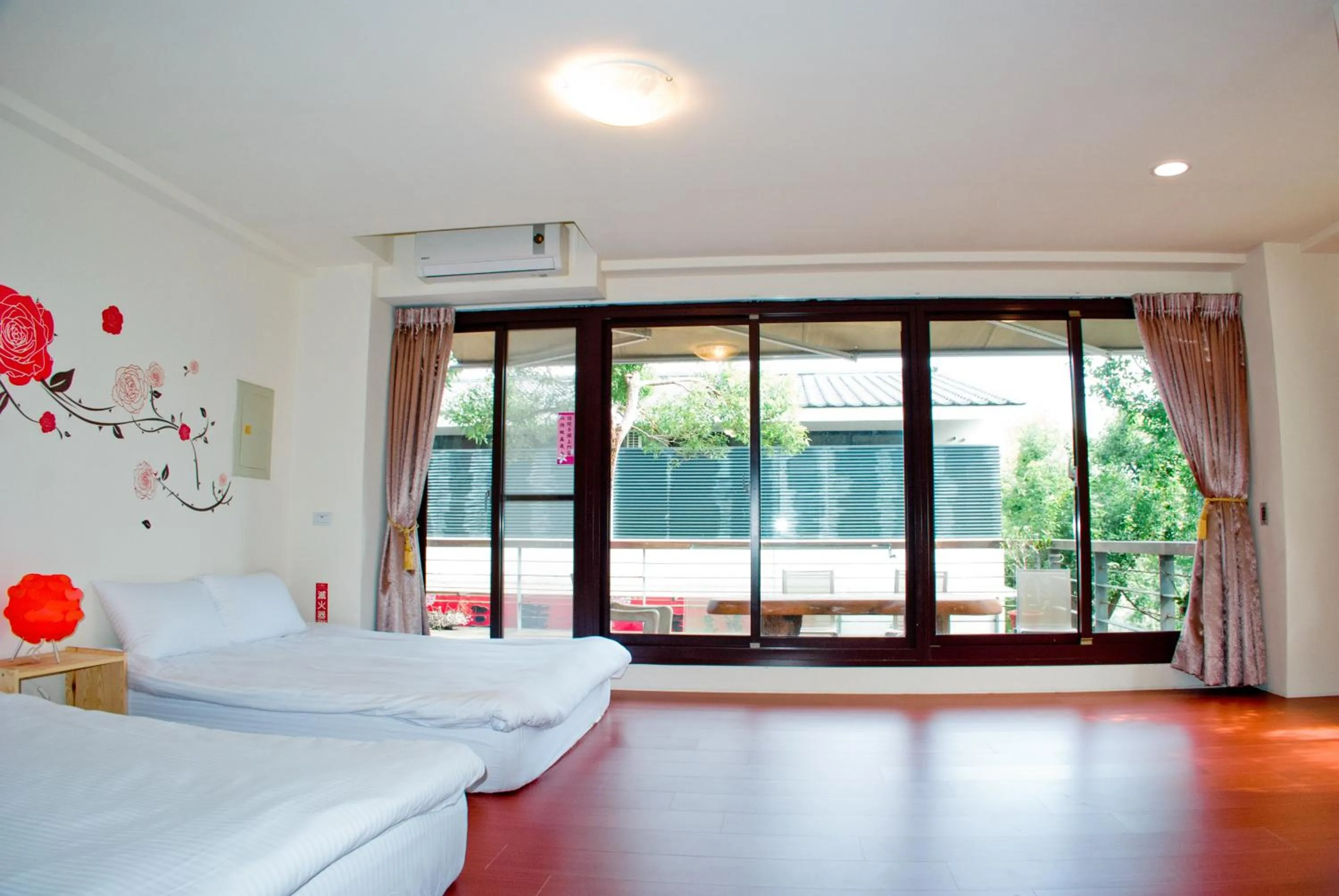 Photo of the whole room, Bed in Sanyi Happiness B&B