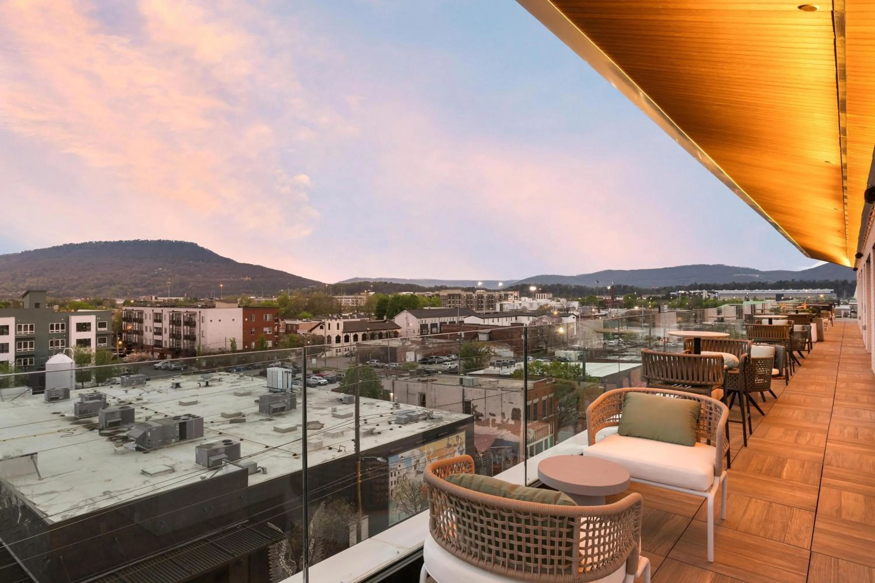 Lounge or bar in Caption By Hyatt Chattanooga Downtown