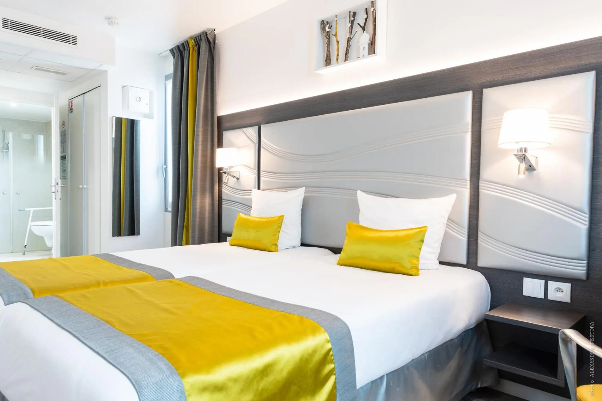 Bed in Hôtel Versailles Chantiers