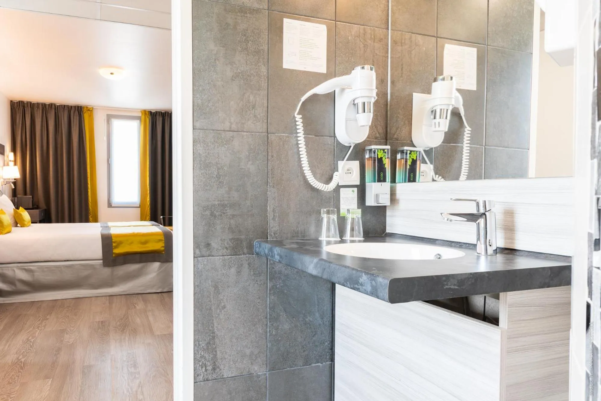 Bed in Hôtel Versailles Chantiers