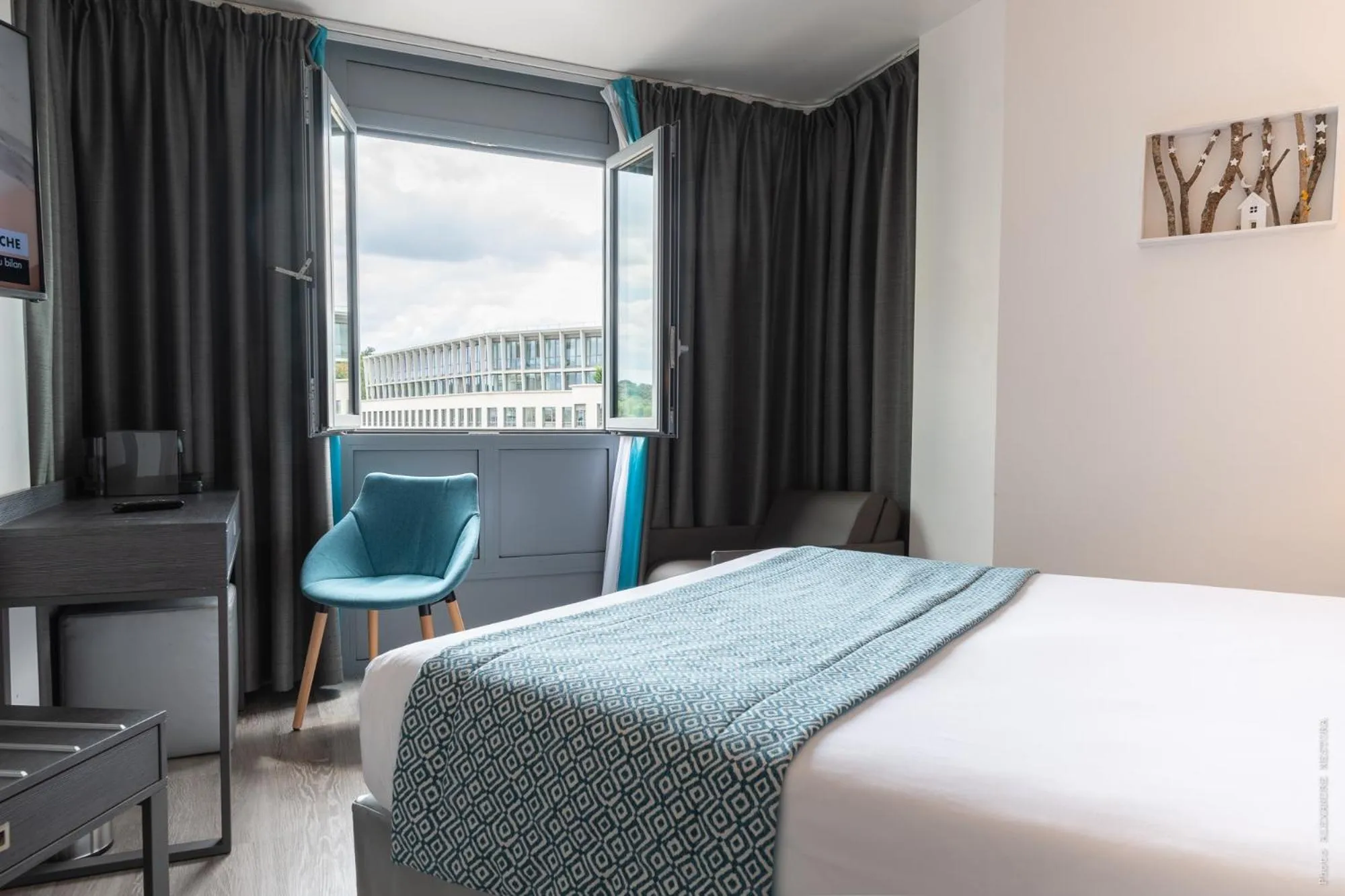 Bed in Hôtel Versailles Chantiers