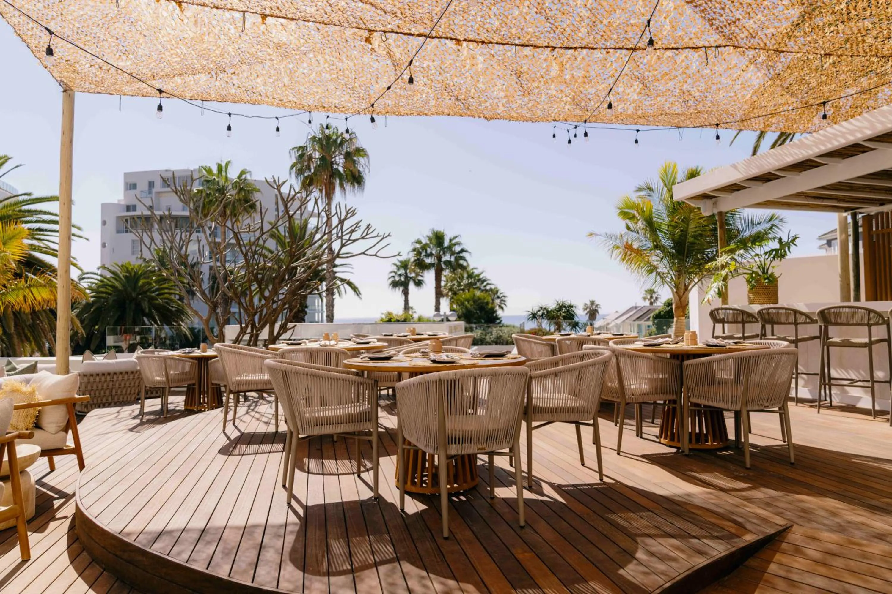 Restaurant/places to eat in President Hotel