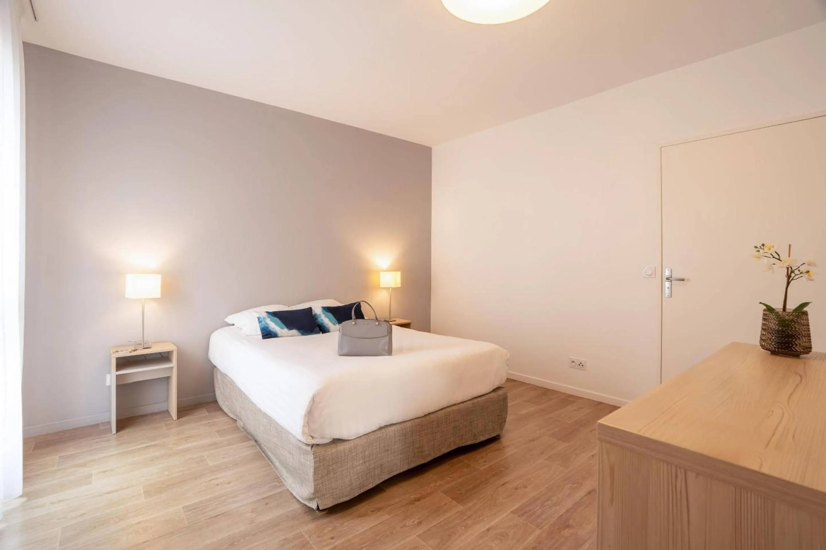 Bed in Quality Aparthotel Bourgoin-Jallieu