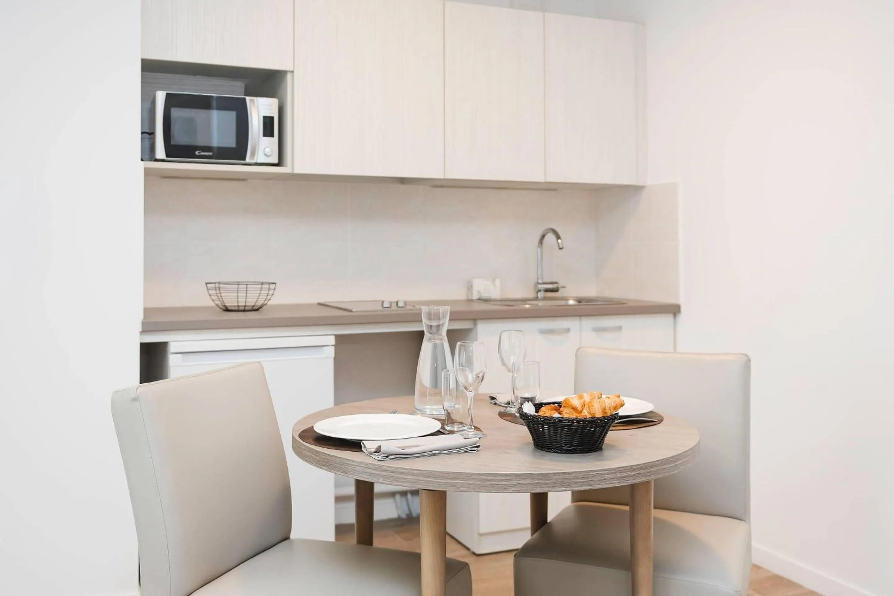 Kitchen or kitchenette in Quality Aparthotel Saint-Malo