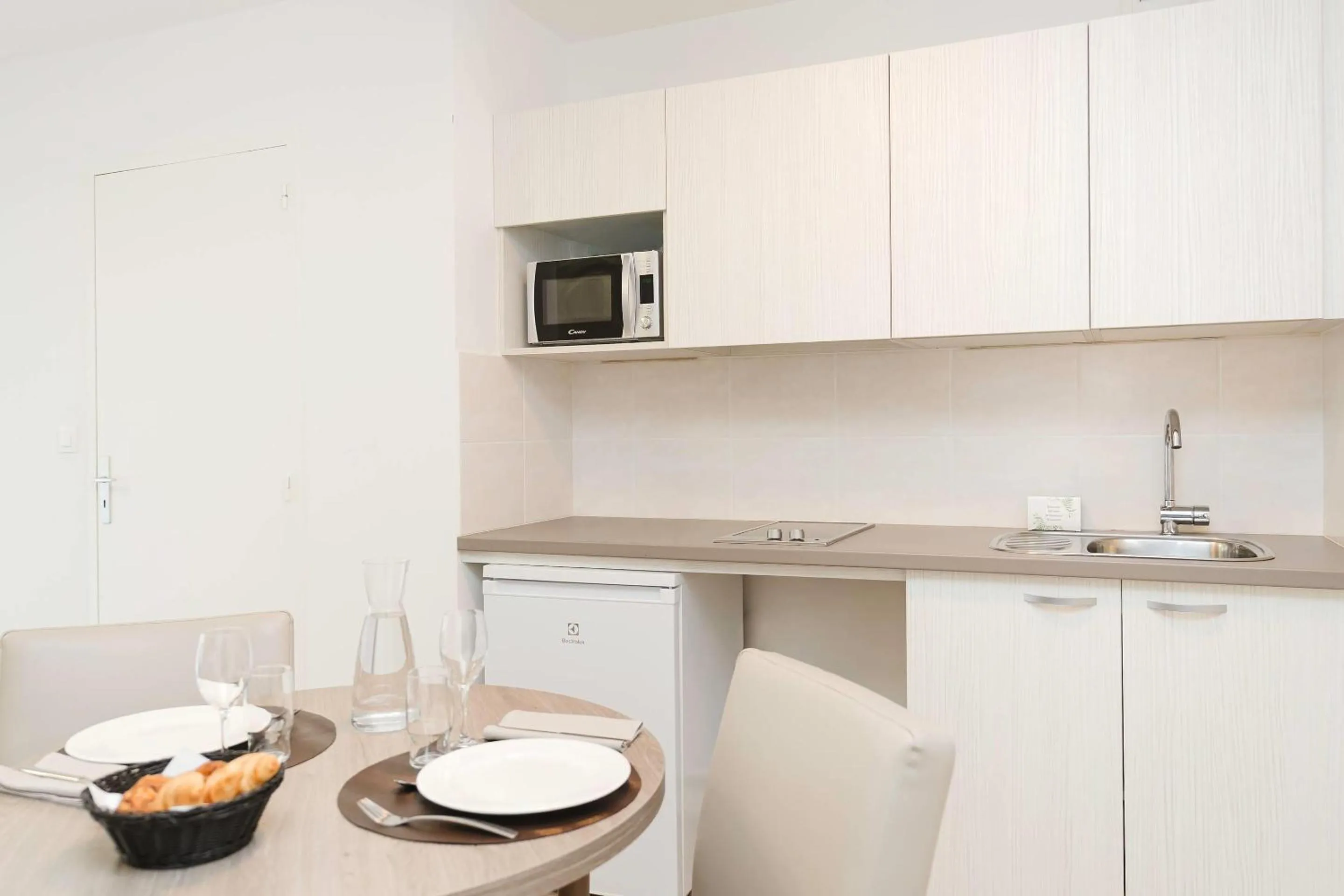 Kitchen or kitchenette in Quality Aparthotel Saint-Malo