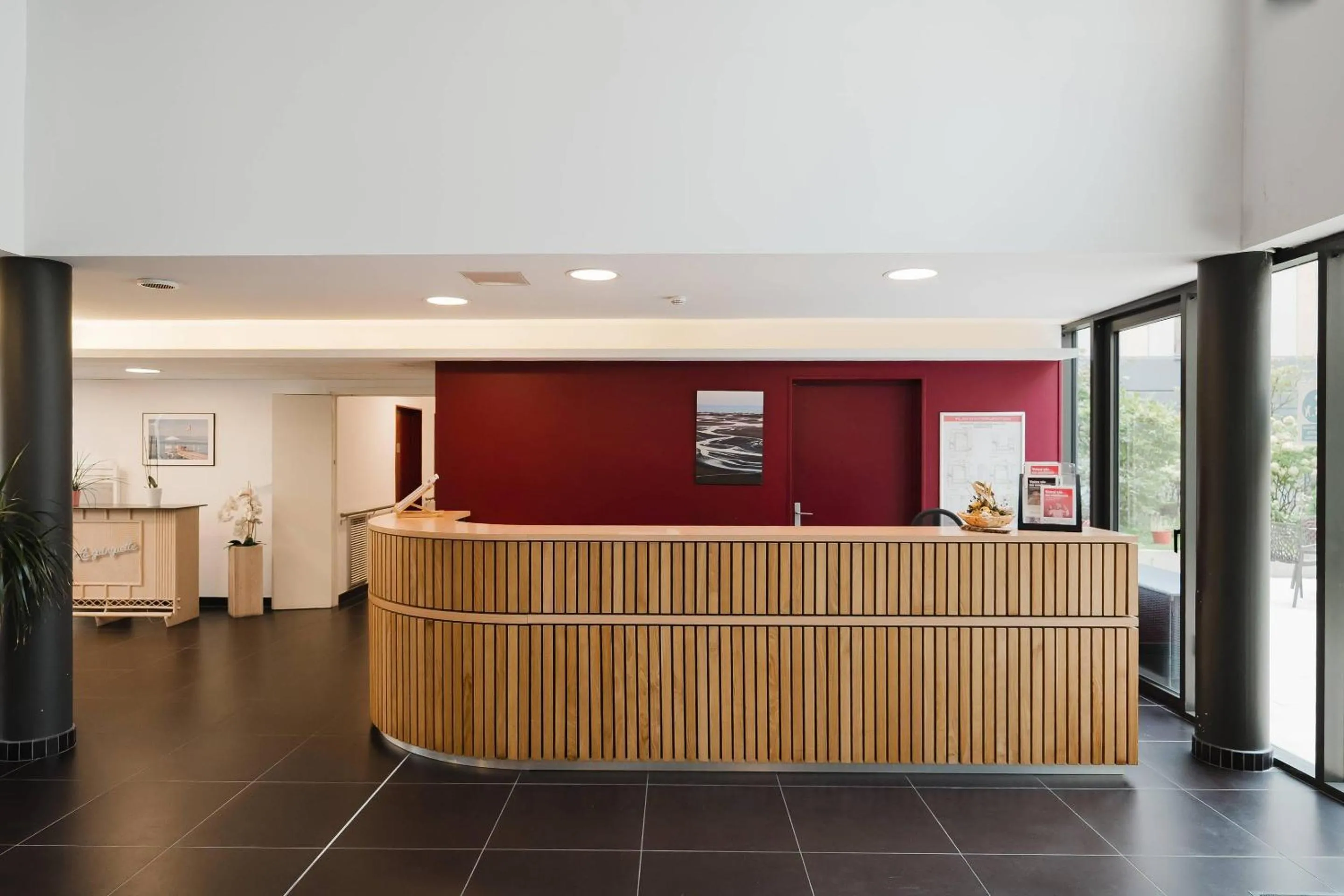 Lobby or reception in Quality Aparthotel Saint-Malo
