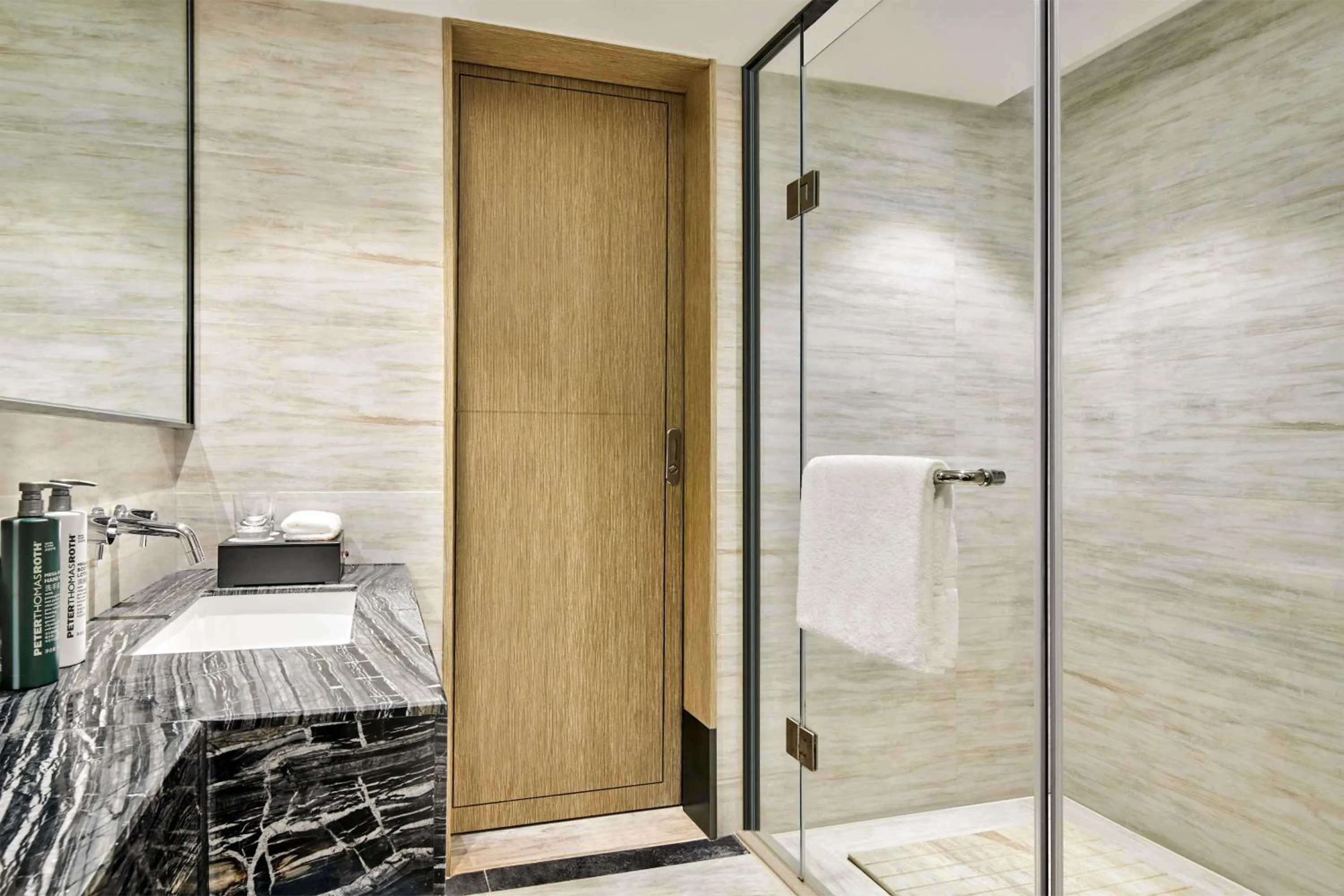 Bathroom, Bed in Hilton Garden Inn Wuhan Hankou