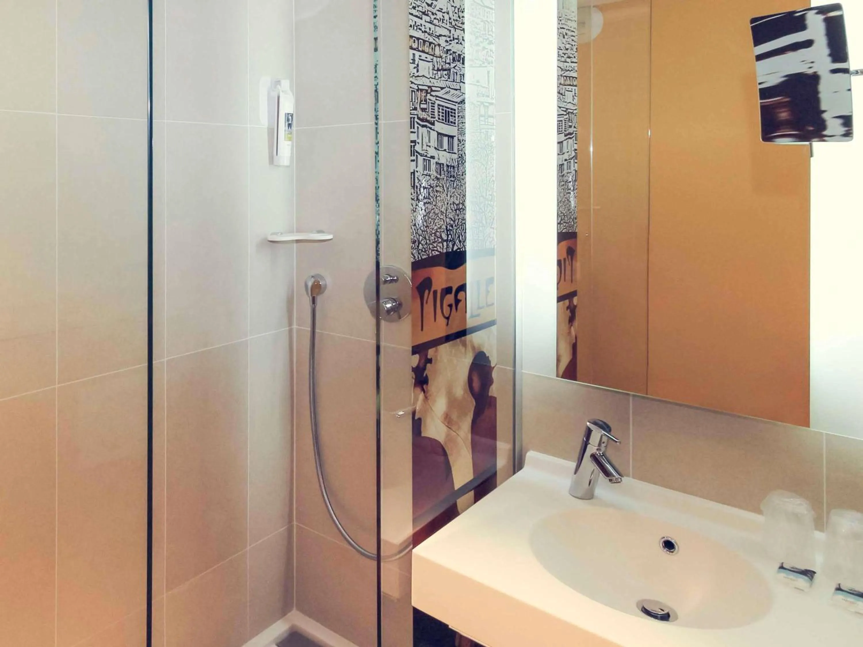 Bedroom in Mercure Paris Pigalle Sacre Coeur