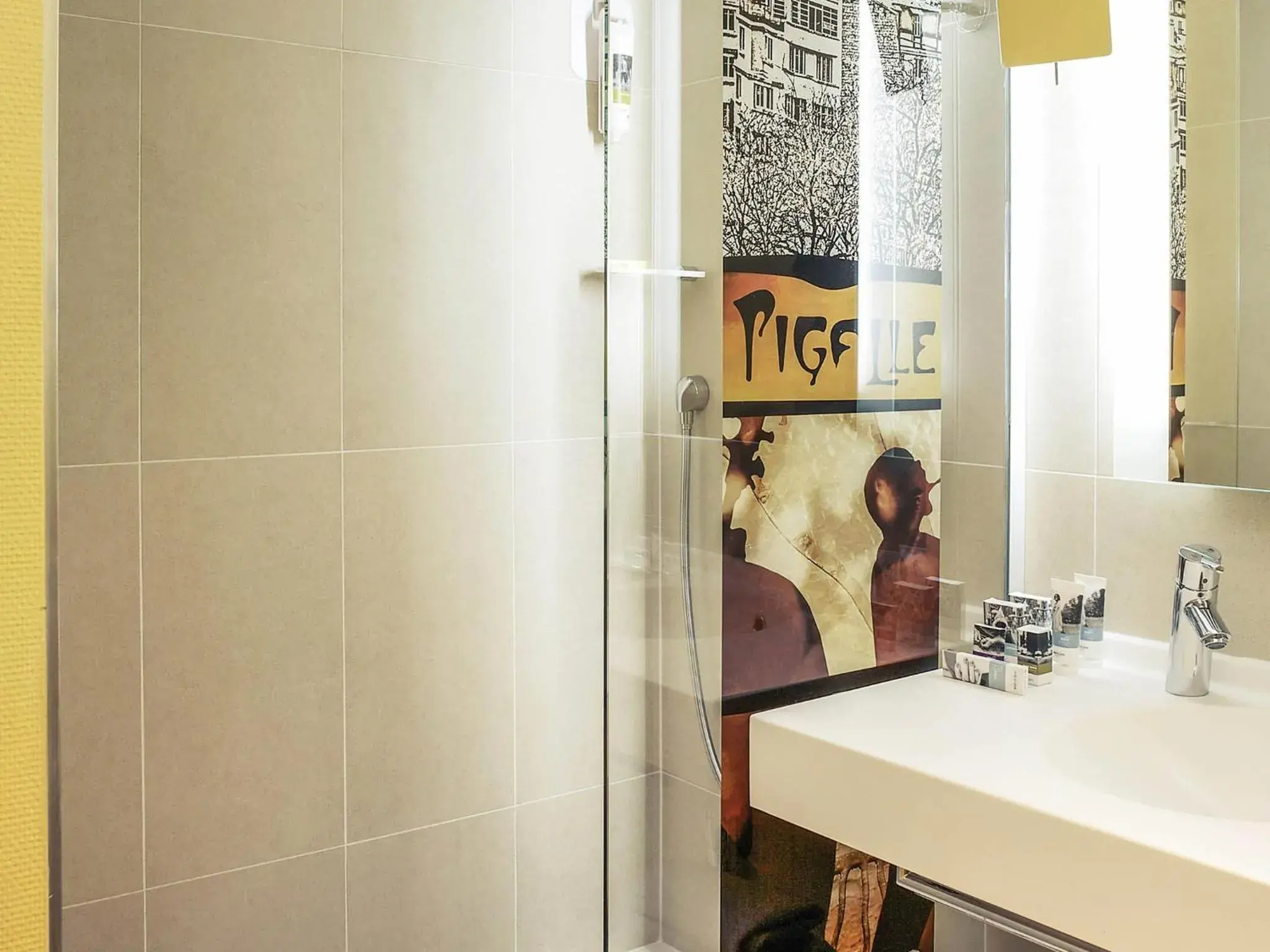 Bedroom in Mercure Paris Pigalle Sacre Coeur Bedroom in Mercure Paris Pigalle Sacre Coeur